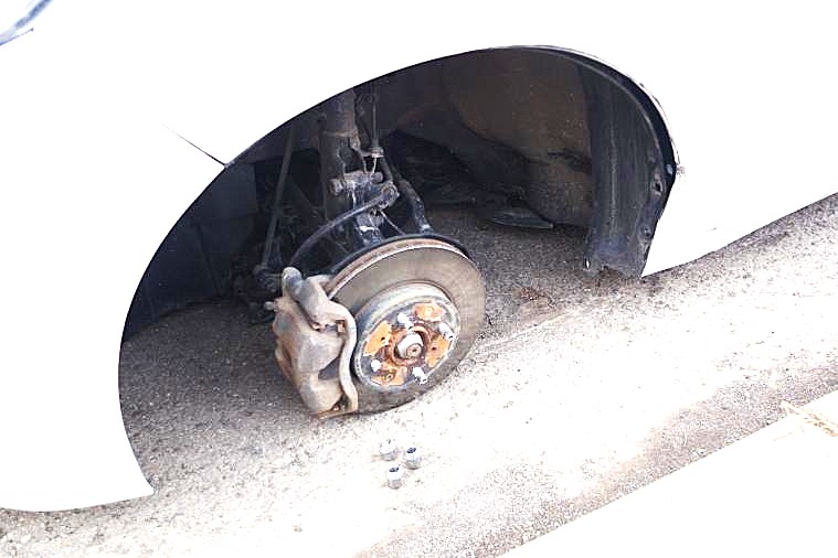 脱落したタイヤ(提供:道警)