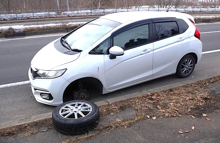 脱落したタイヤ（提供：道警）