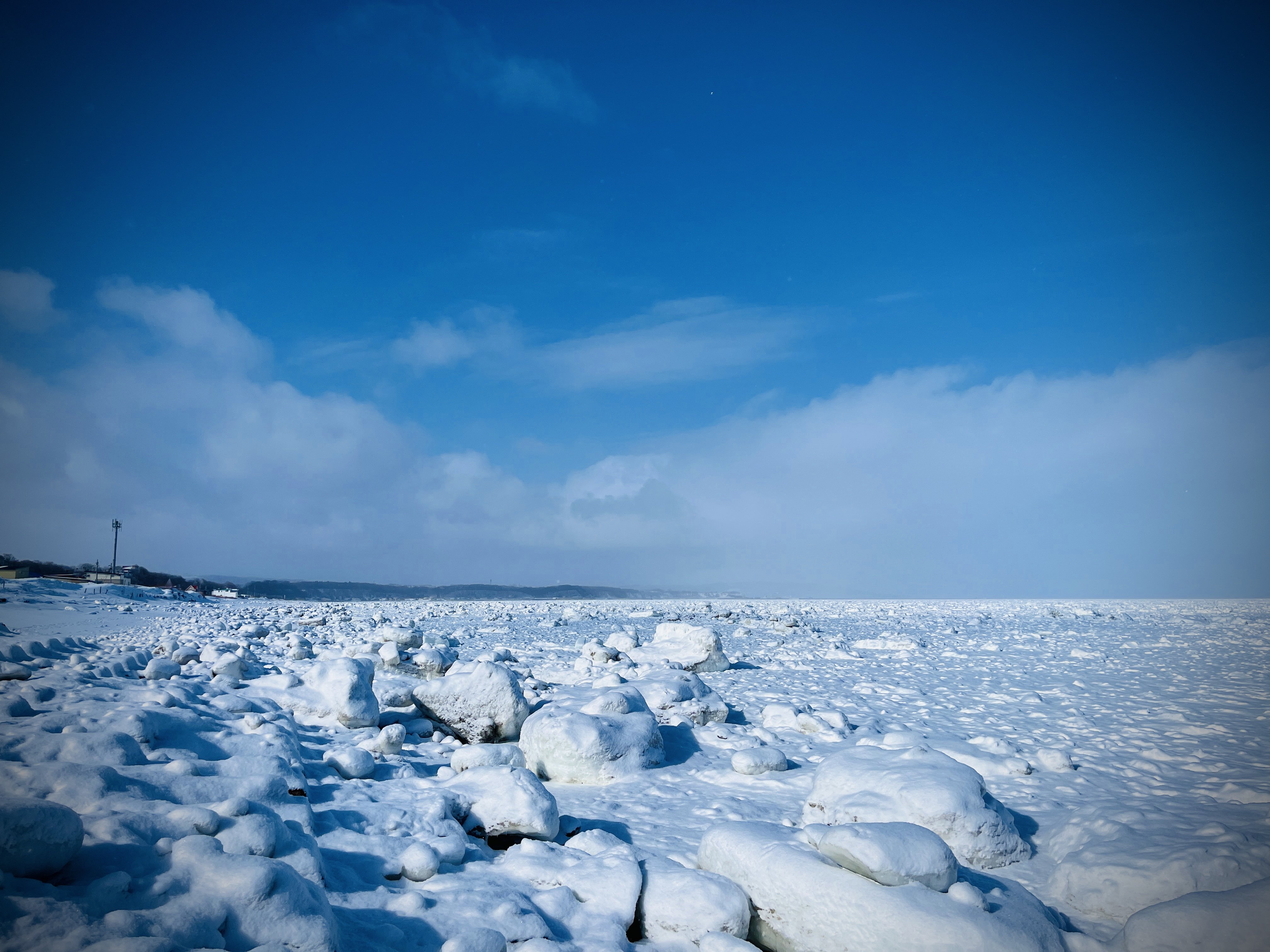 流氷が接岸すると、海と浜の境界線がわからなる（市のホームページより）