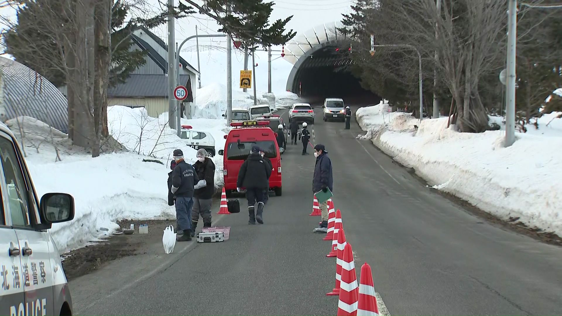 帽子とサングラス着用の男2人は現場から逃走