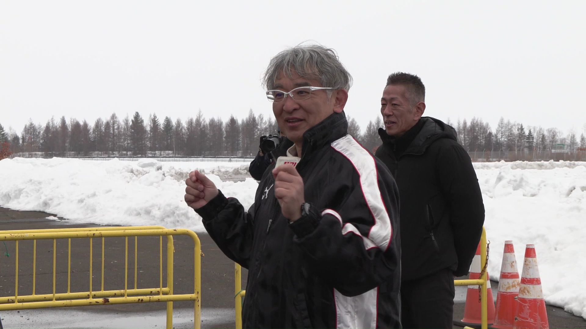 講師を務めるのはレーシングドライバーの中村啓さん