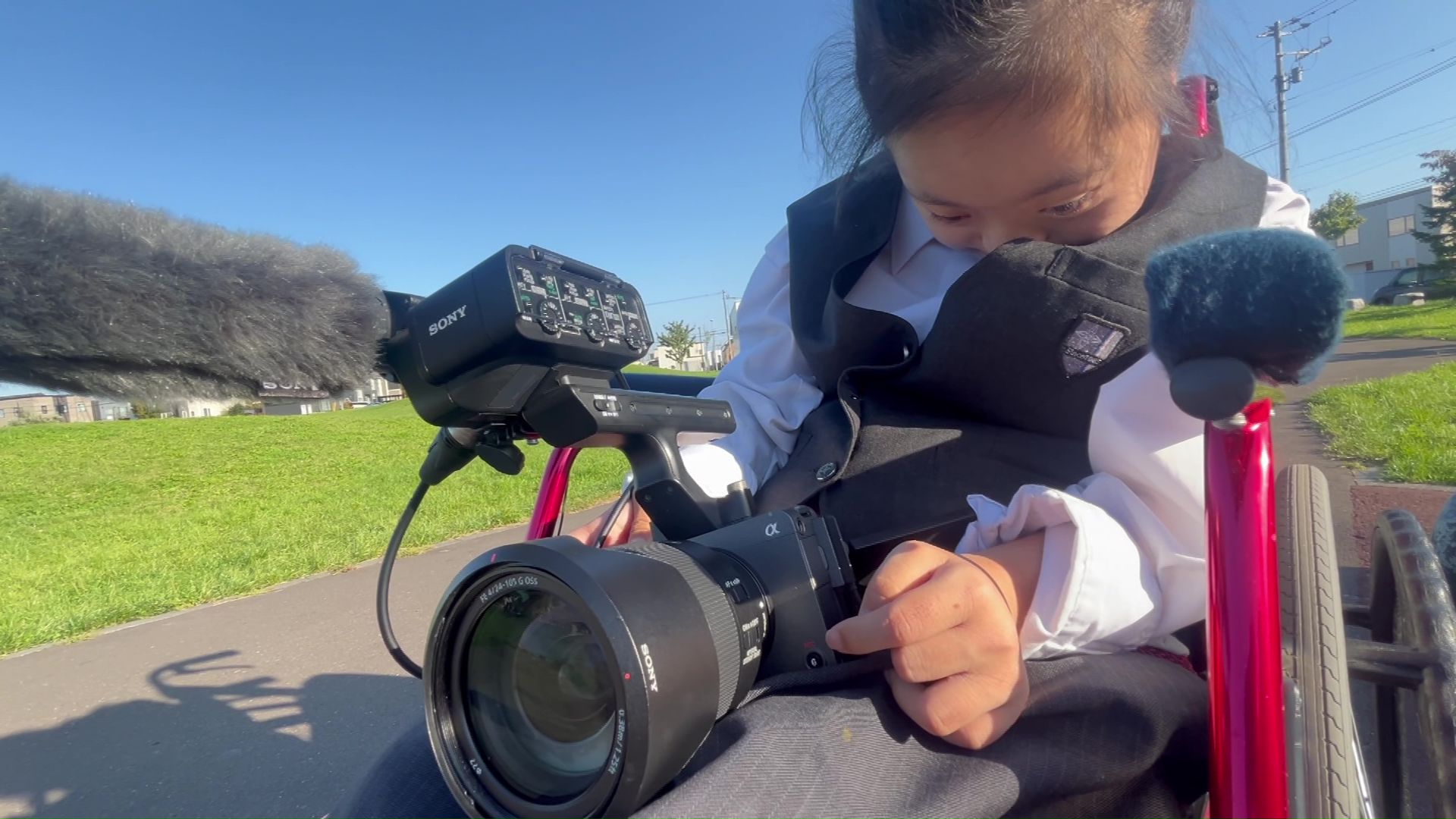 カメラを持つ芽生さん