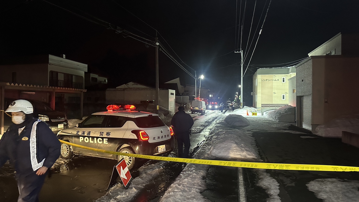 現場付近で北海道警が捜査を進める（北海道旭川市）