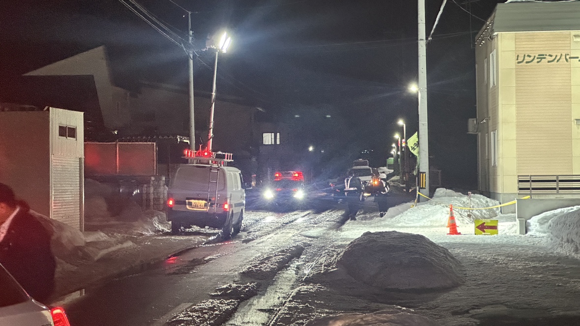 現場付近で北海道警が捜査を進める(北海道旭川市)