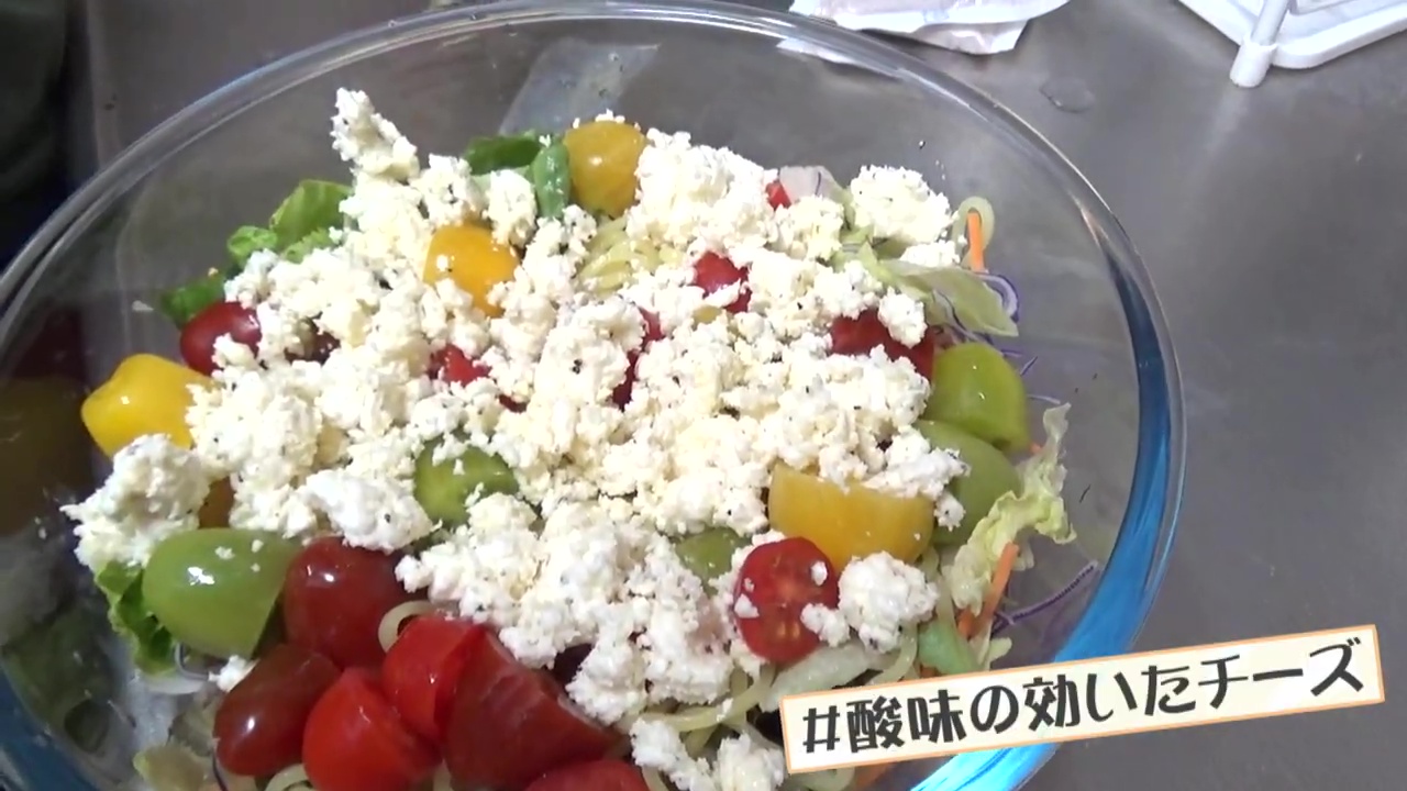 ラーメンサラダにもチーズをたっぷり