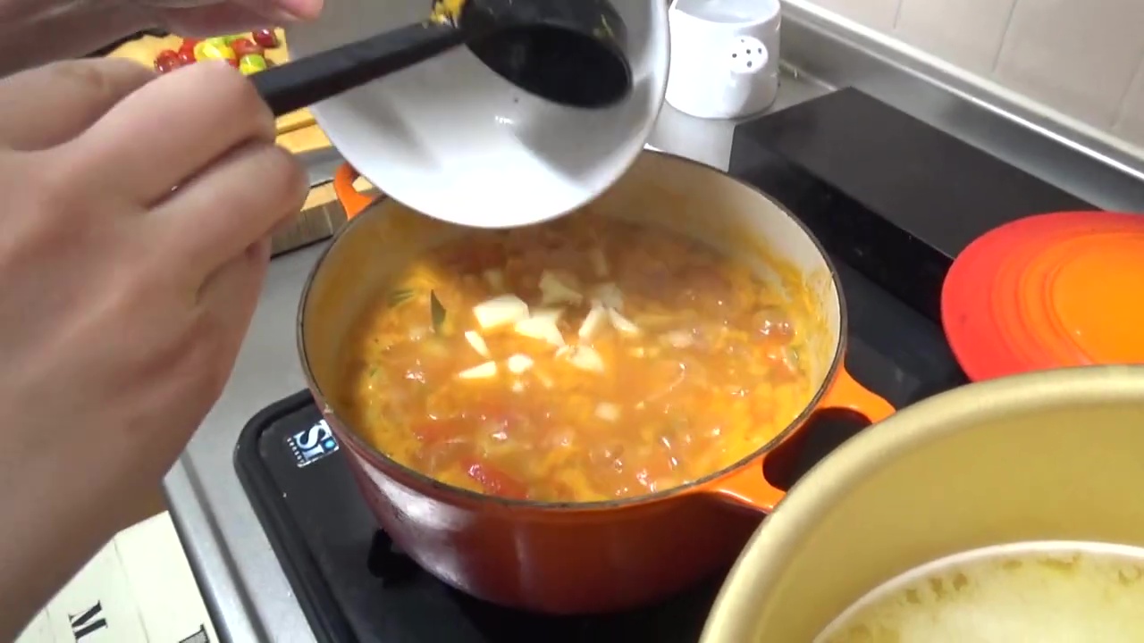 ミネストローネにも仕上げにチーズを