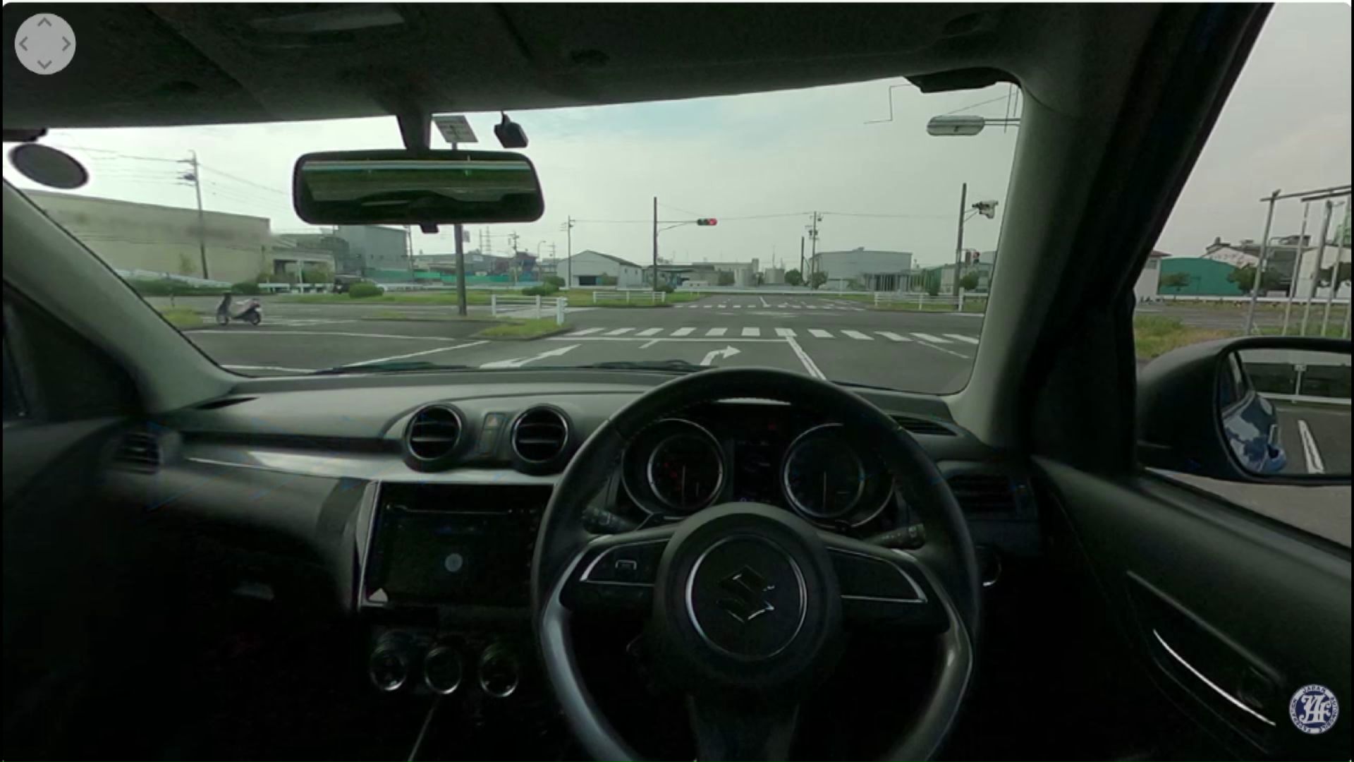 運転手の目線からは、前方には何も見えない　提供：JAF