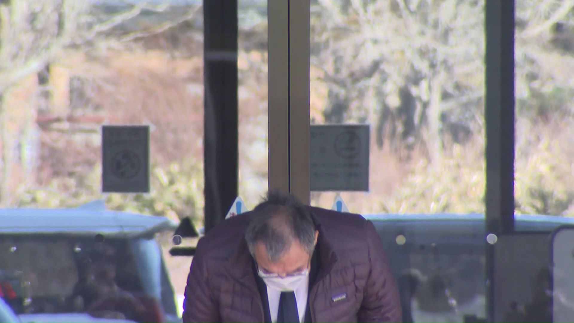 報道陣に向けて深く一礼をする桂田精一被告