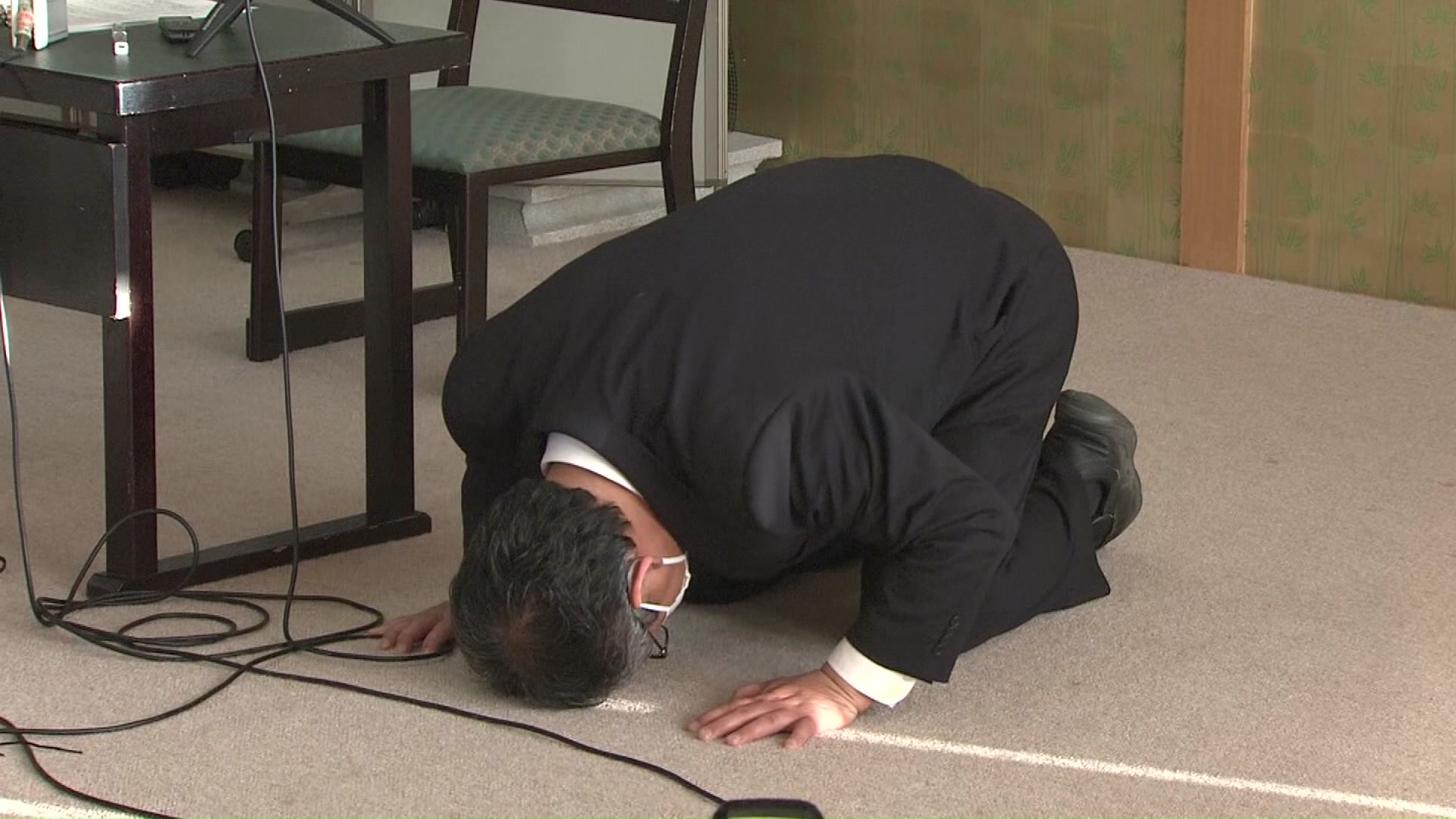 会見時の桂田精一被告