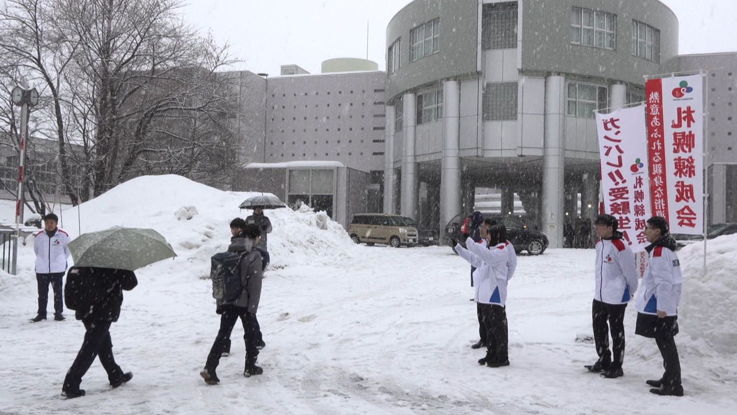 【公立高入試】雪舞う中で約2万2000人受験～倍率は全日制0.91倍－合格発表は17日…JR札幌駅電光掲示板で“受験生にエール”ダルマと絵馬で合格祈願〈北海道〉