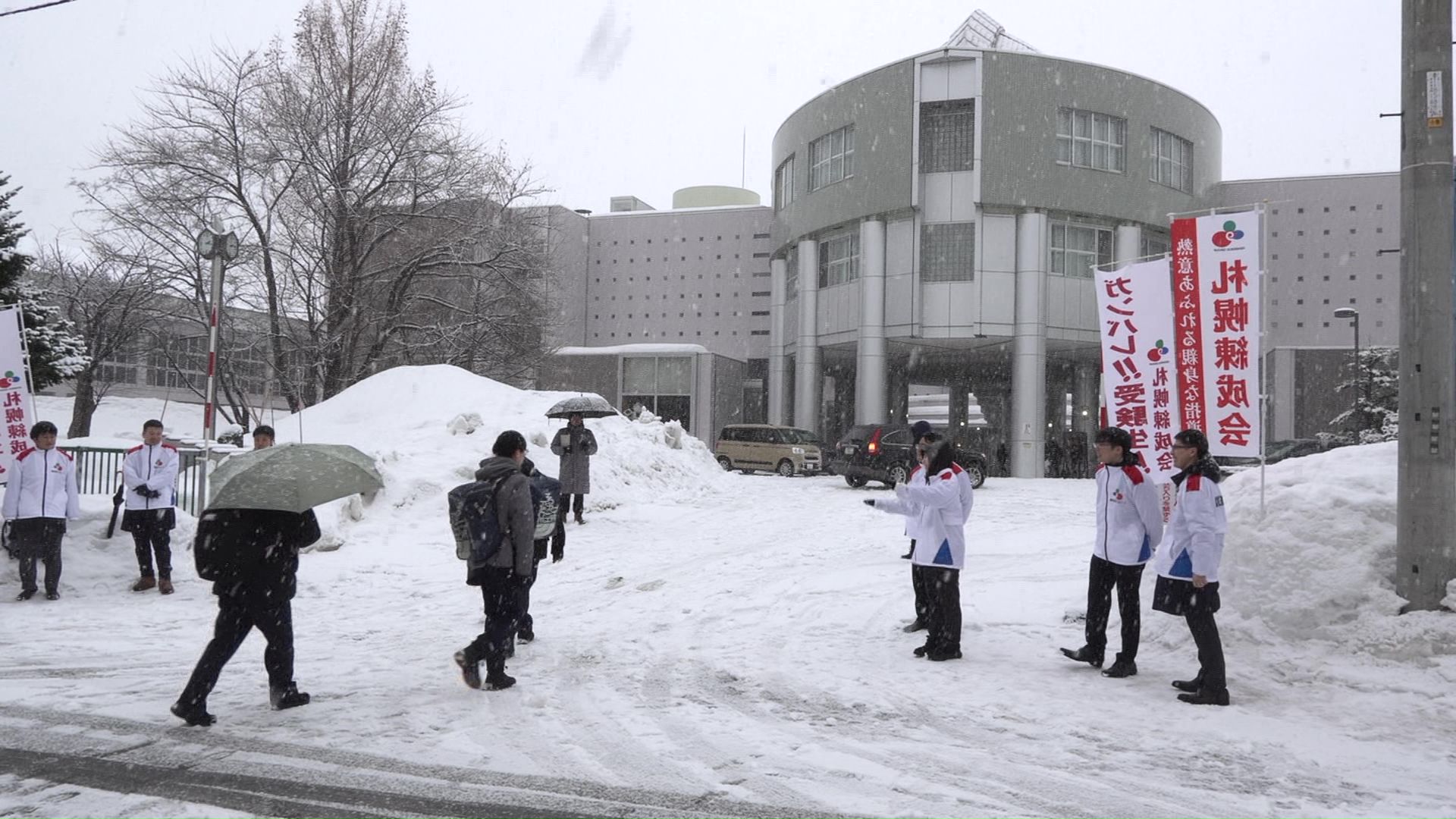 試験に臨む受験生(手前)と応援の学習塾関係者ら