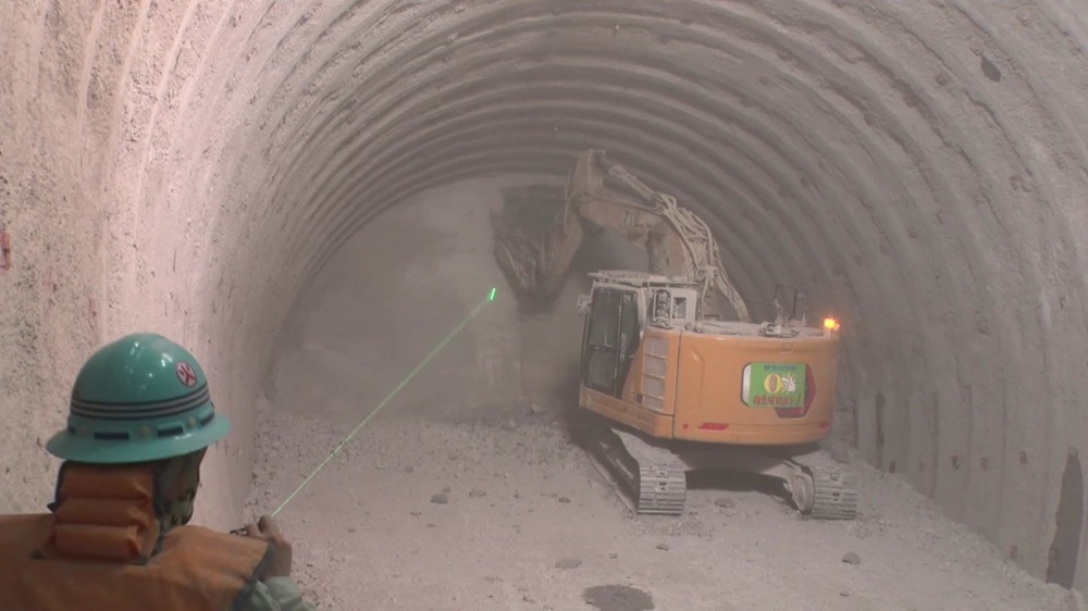 重機が岩を砕き外と繋がった瞬間（提供：JRTT鉄道・運輸機構）