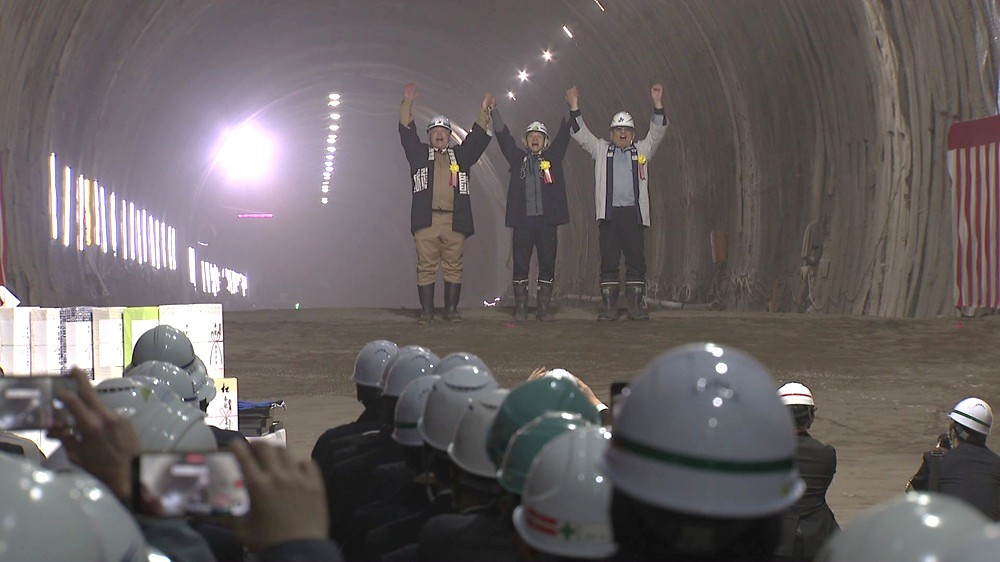 関係者がバンザイ!