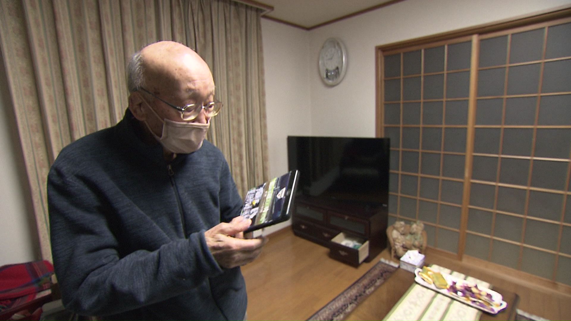 スマホで文字情報を確認する中山次男さん