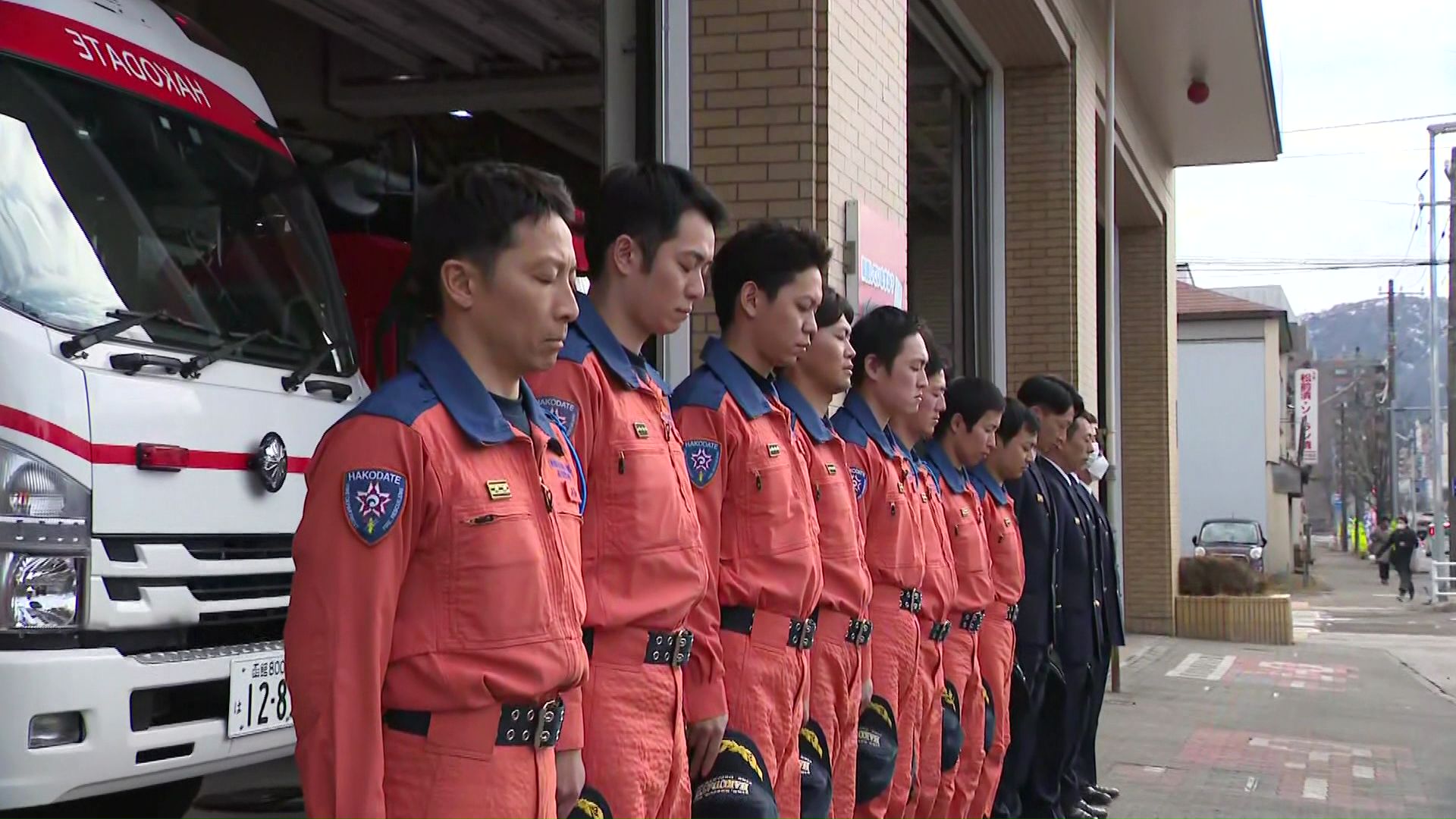 黙とうを捧げる函館市消防本部の職員ら
