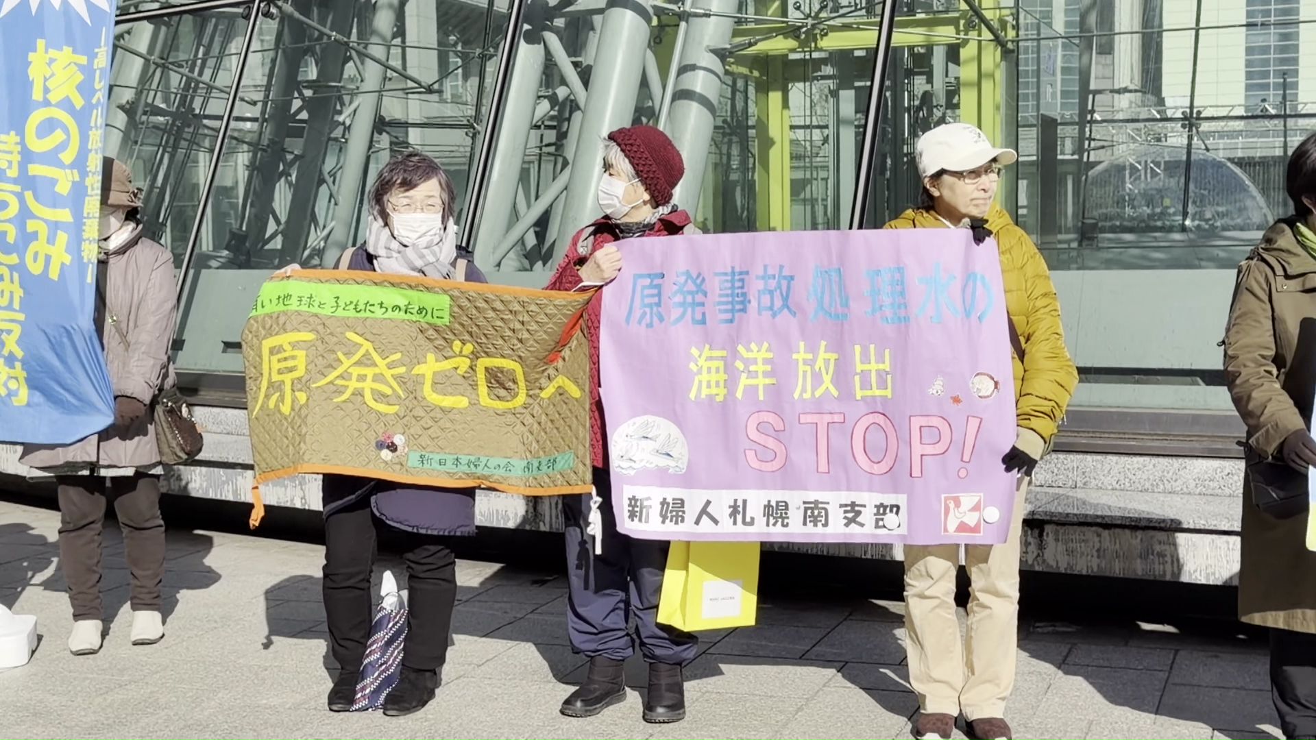 JR札幌駅前で原発再稼働反対を訴える市民団体