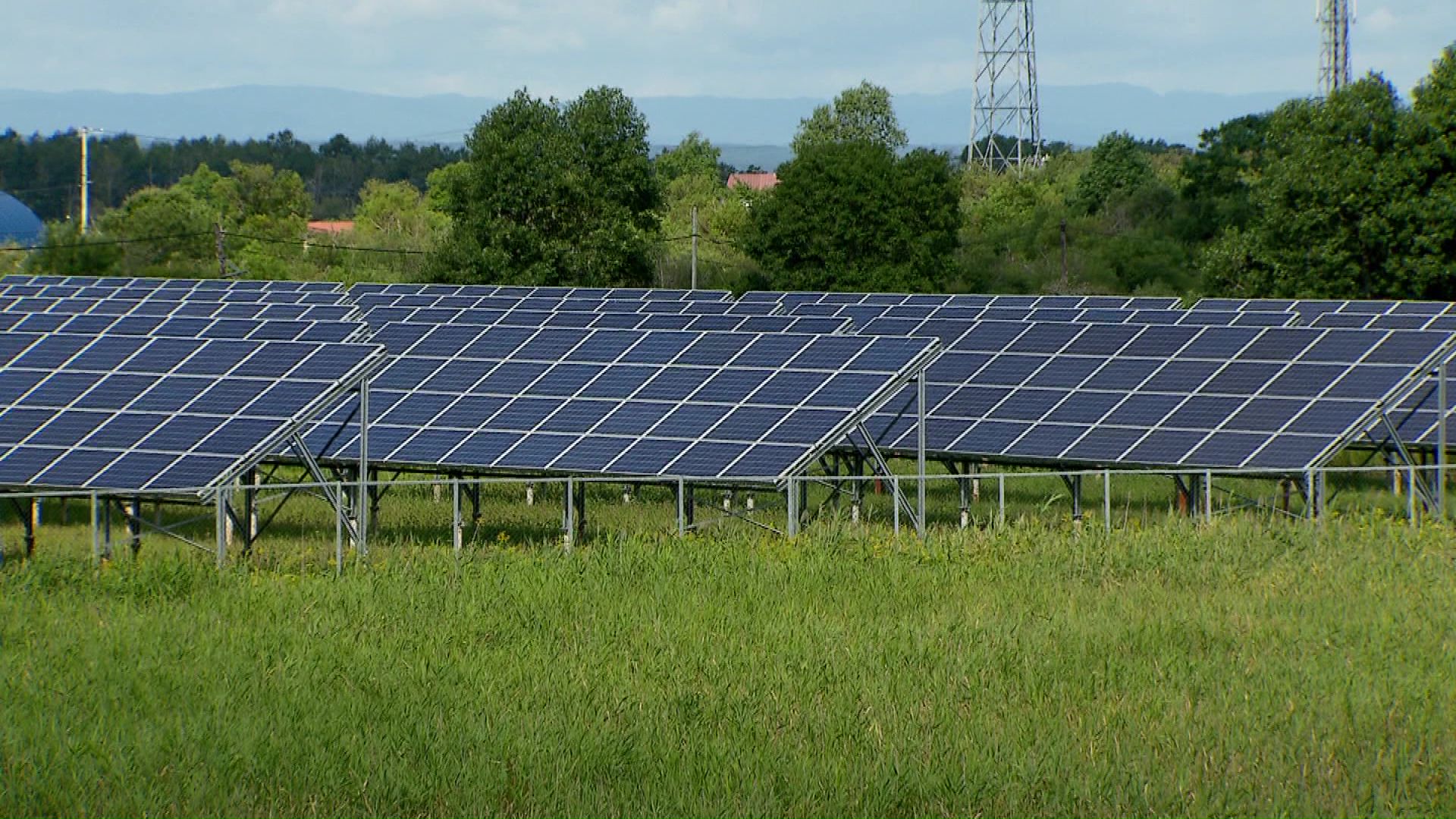 震災後に増加した「メガソーラー」（資料画像）