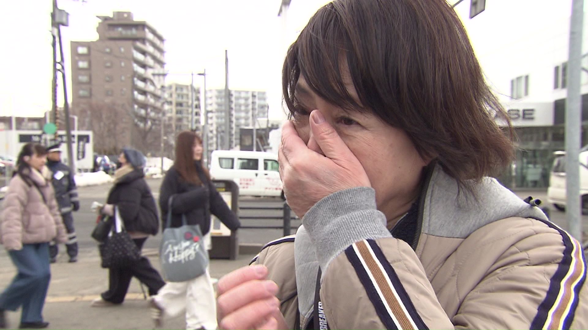 すでに目には涙が…