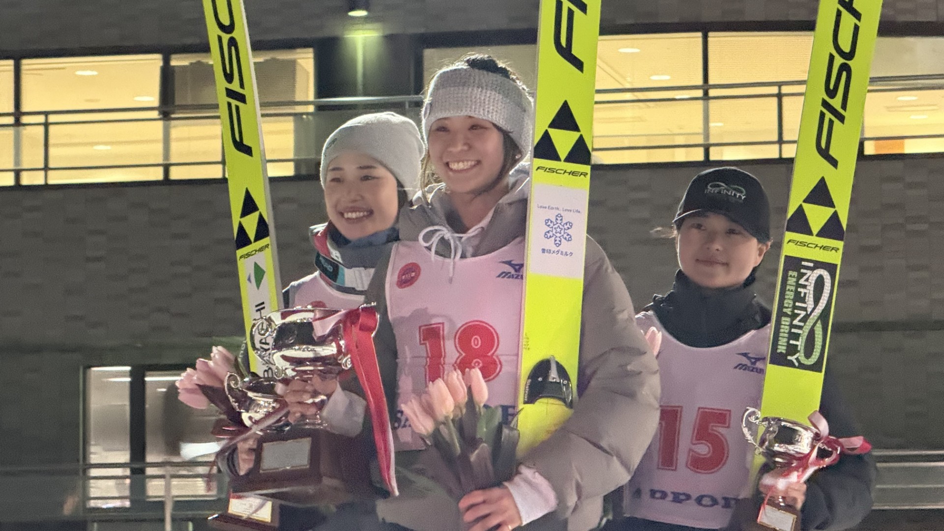 3月14日伊藤杯シーズンファイナルで優勝した一戸くる実選手(中央)