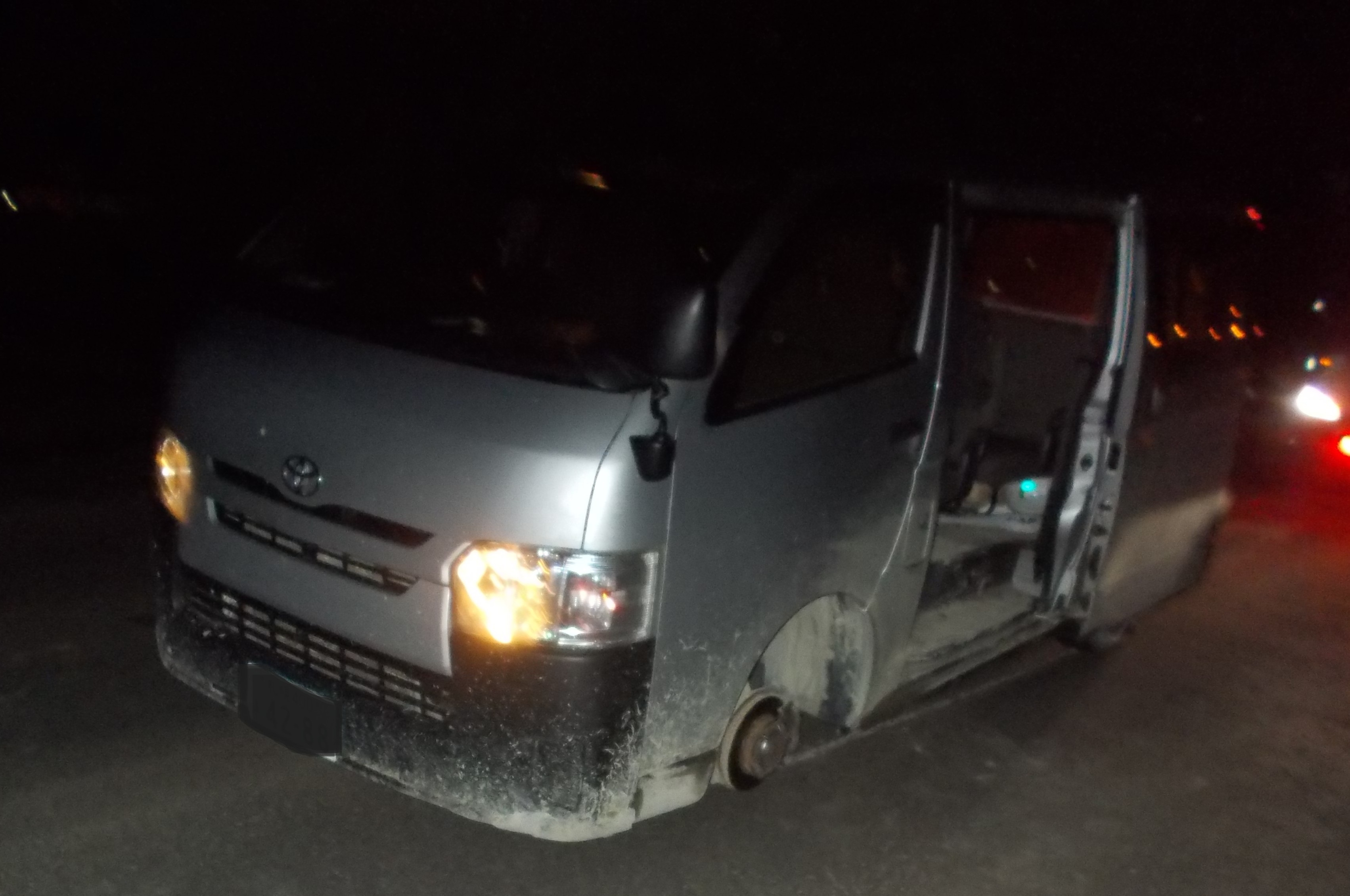 左前タイヤが外れたワンボックスカー(提供:北海道警)