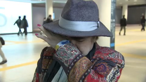  パネル展に抗議する人は涙を…