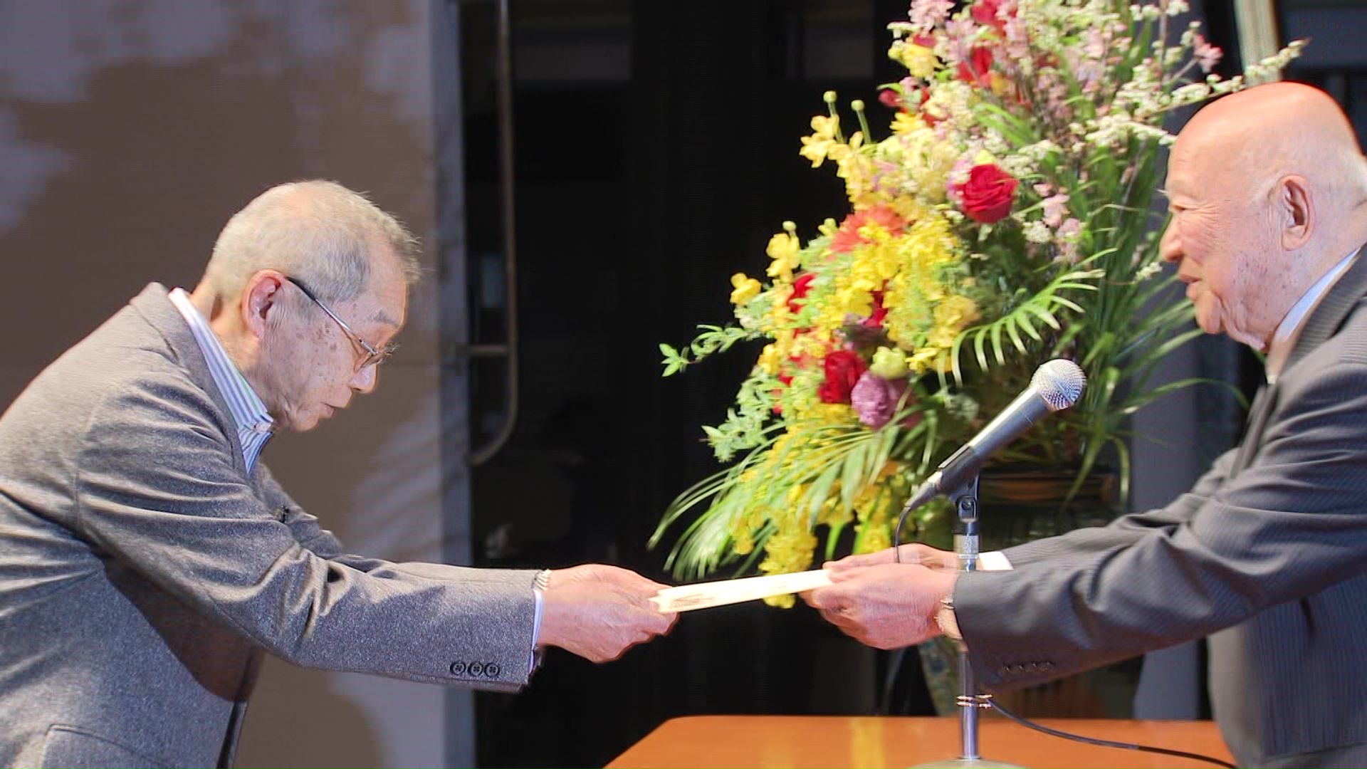 UHB大学の加藤紘之学長が卒業生に証書を授与