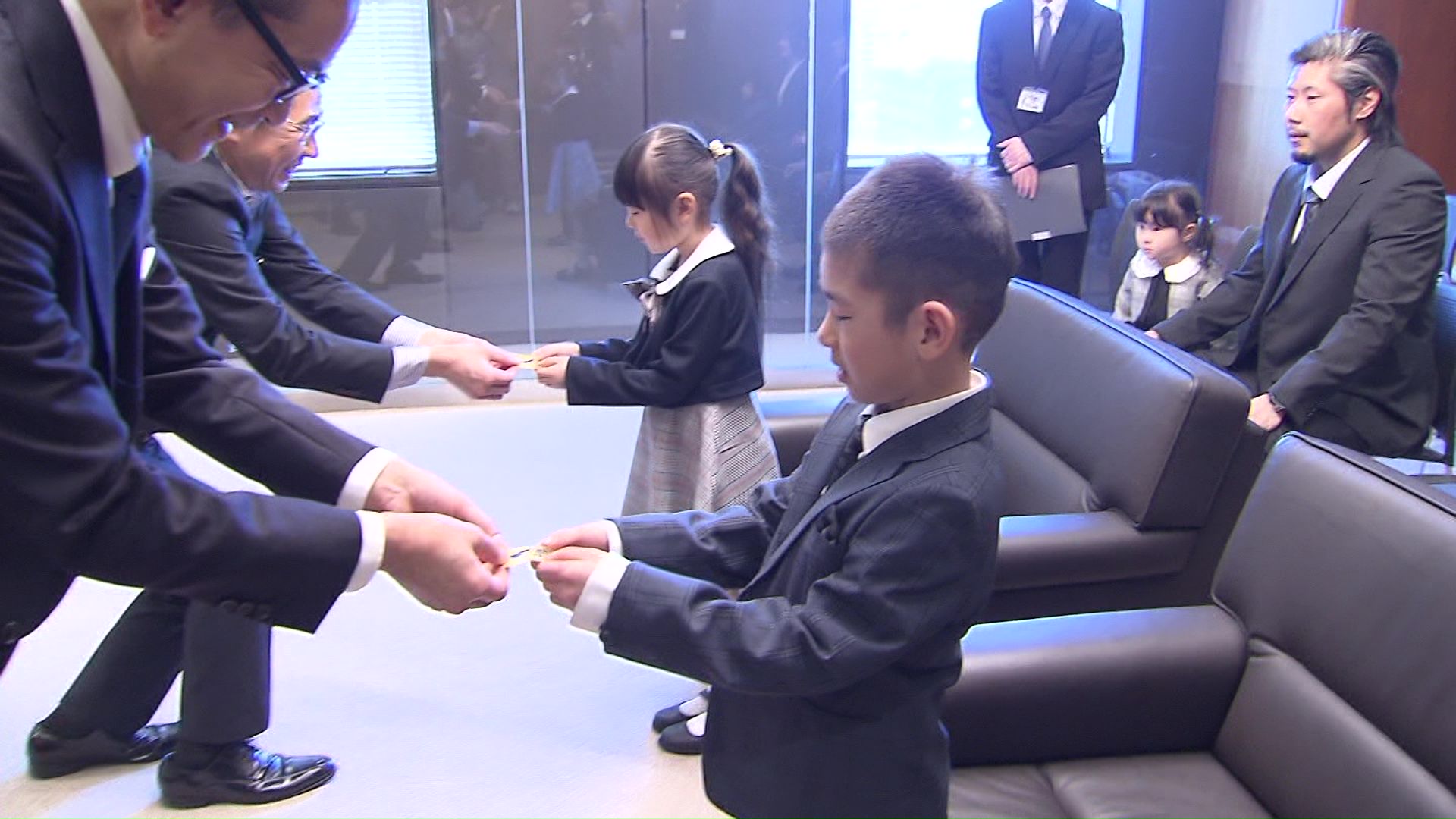 新入学児童2人に手渡された「交通安全」のワッペン