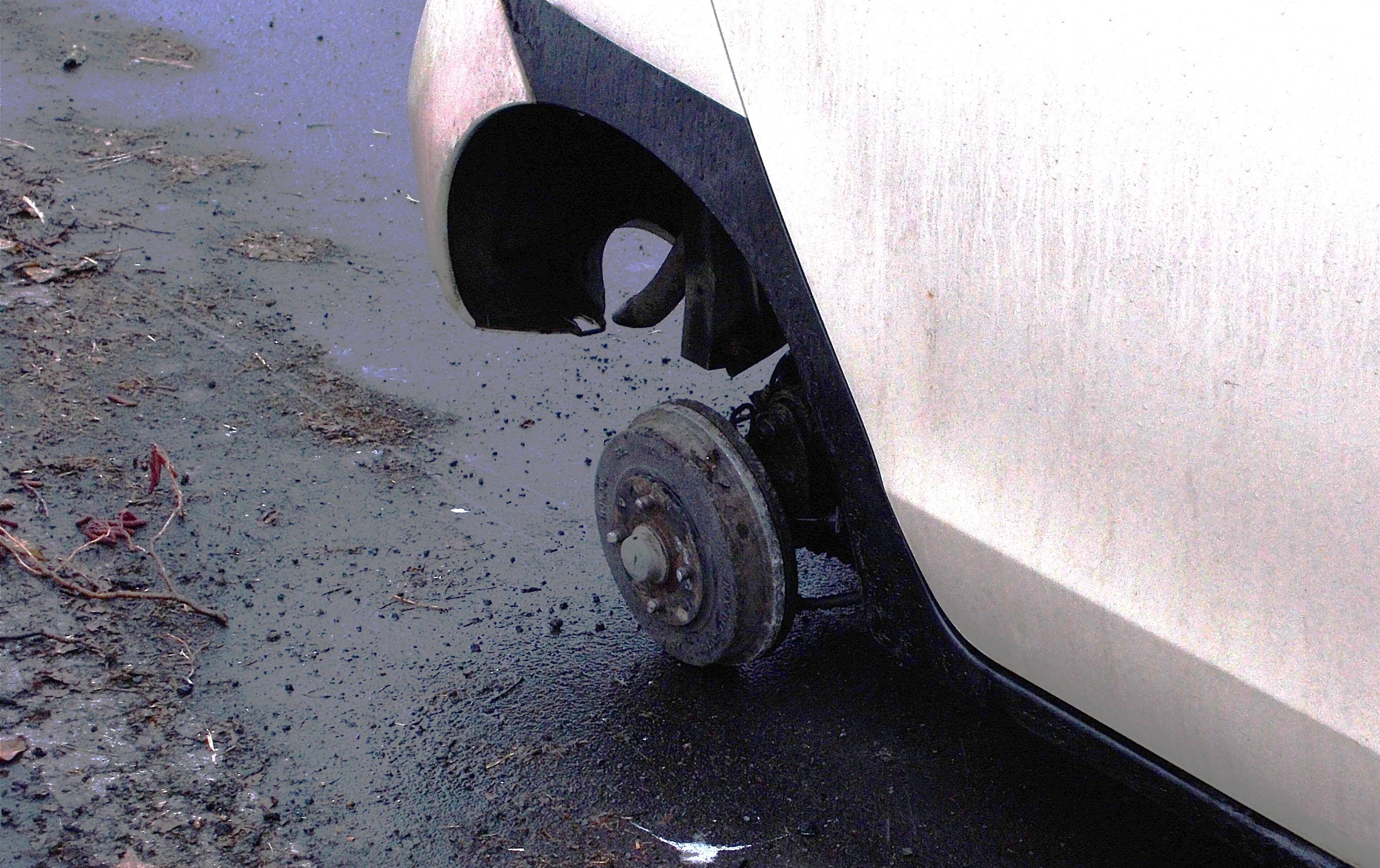 タイヤが脱落した軽自動車(提供:道警)