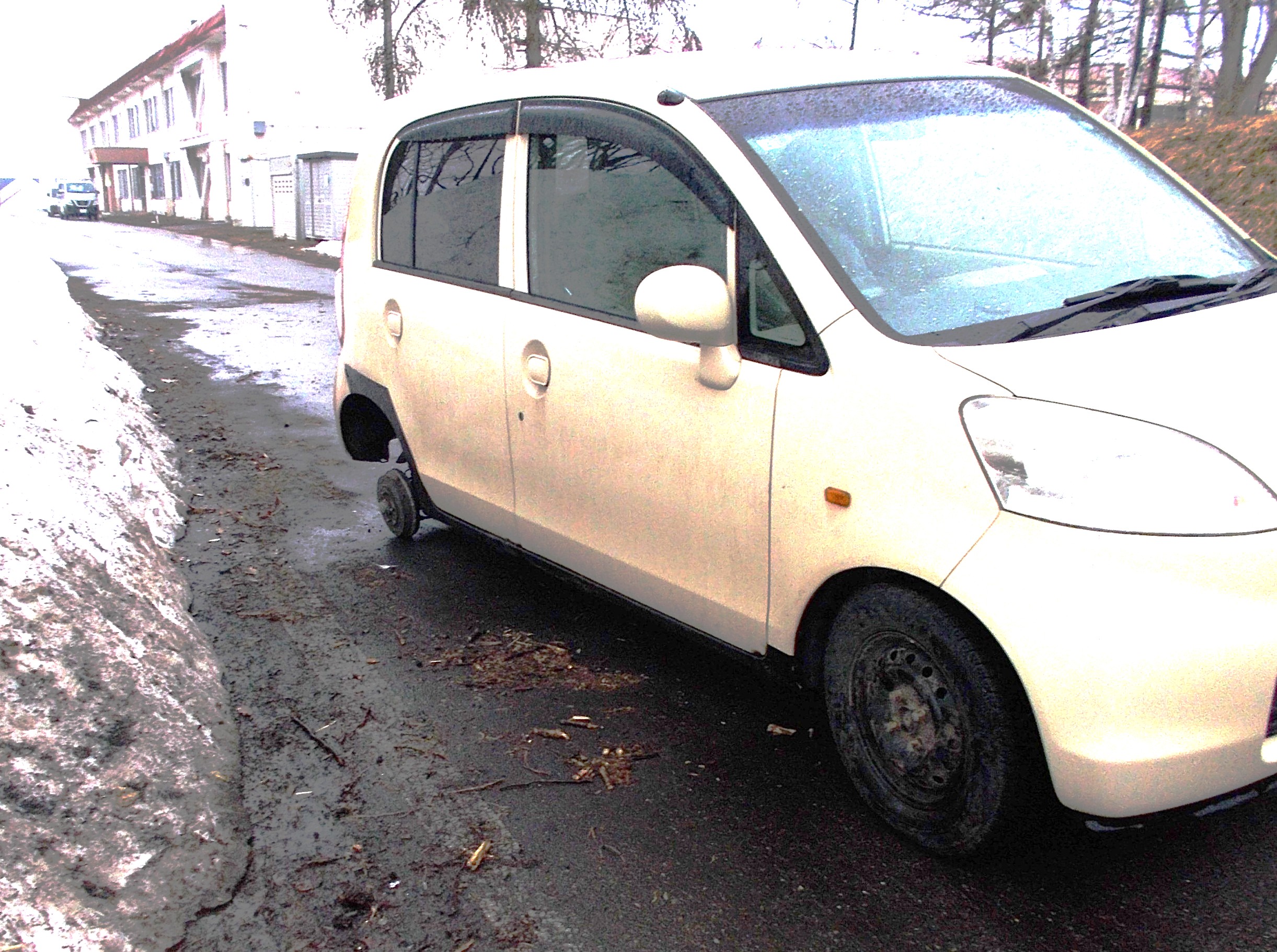 タイヤが脱落した軽自動車(提供:道警)