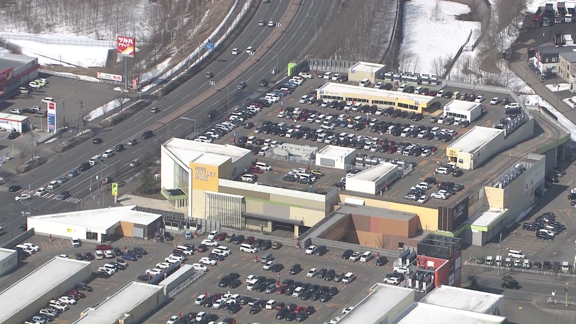 アウトレットモールには多くの車が