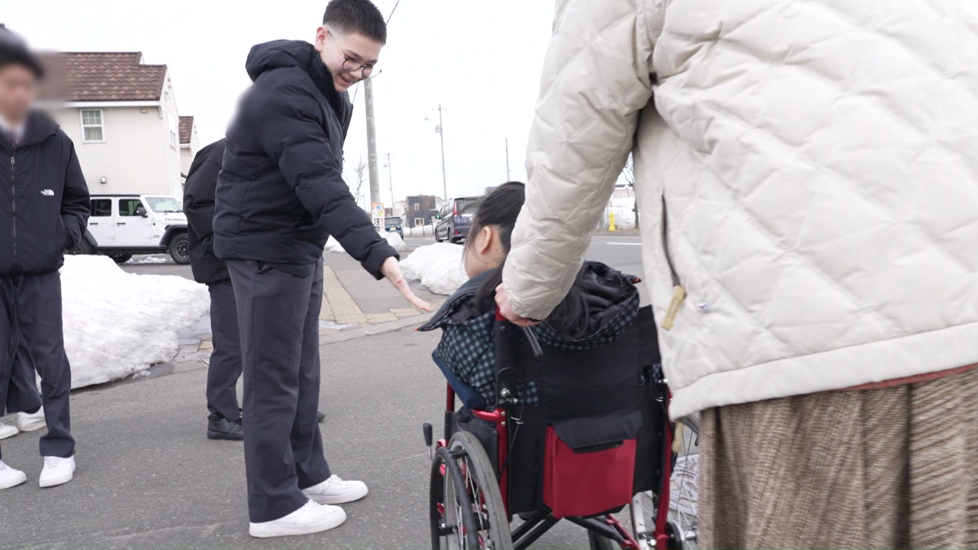 沢山の友達に囲まれる芽生さん