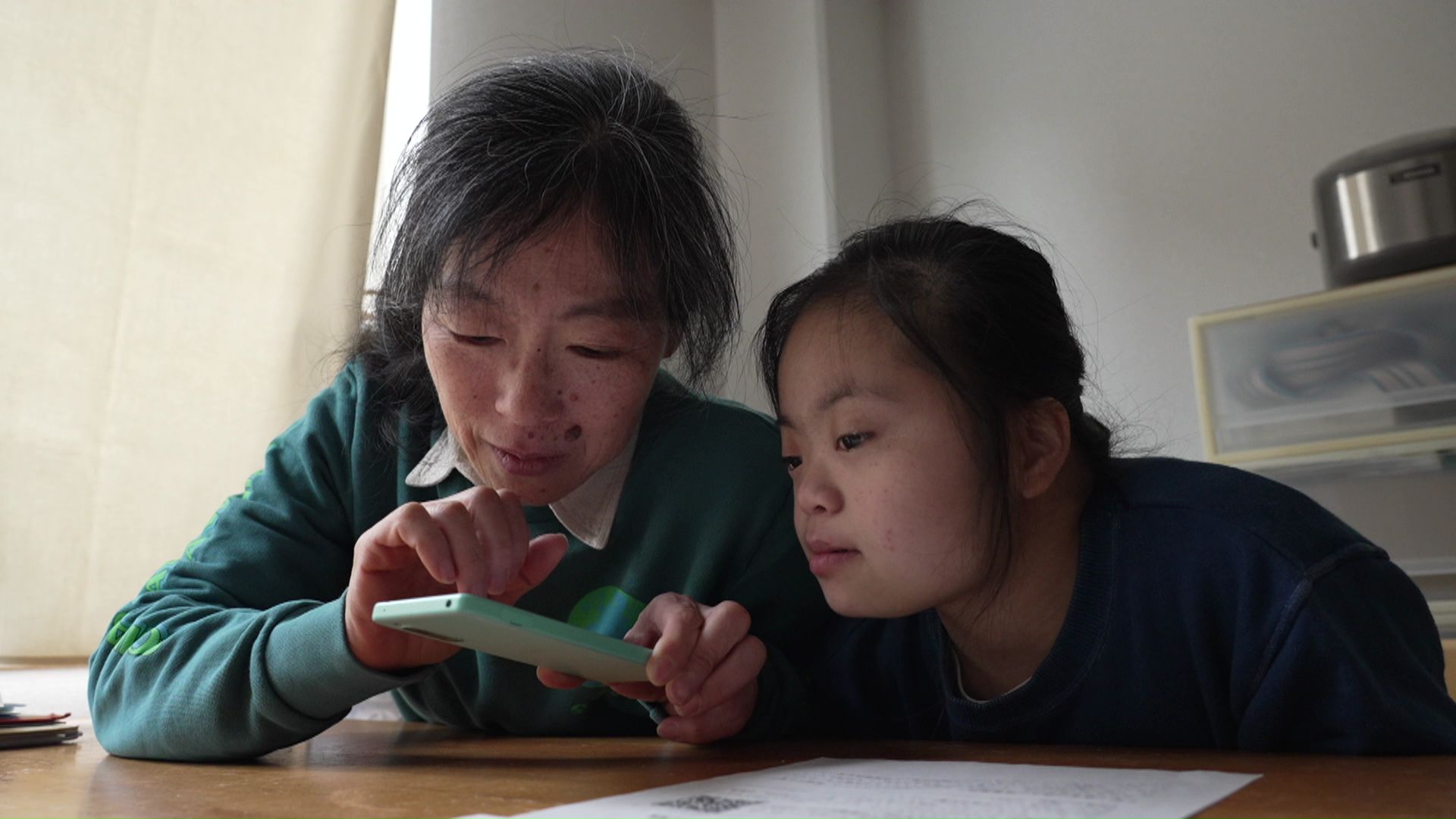 合格発表を確認する二人