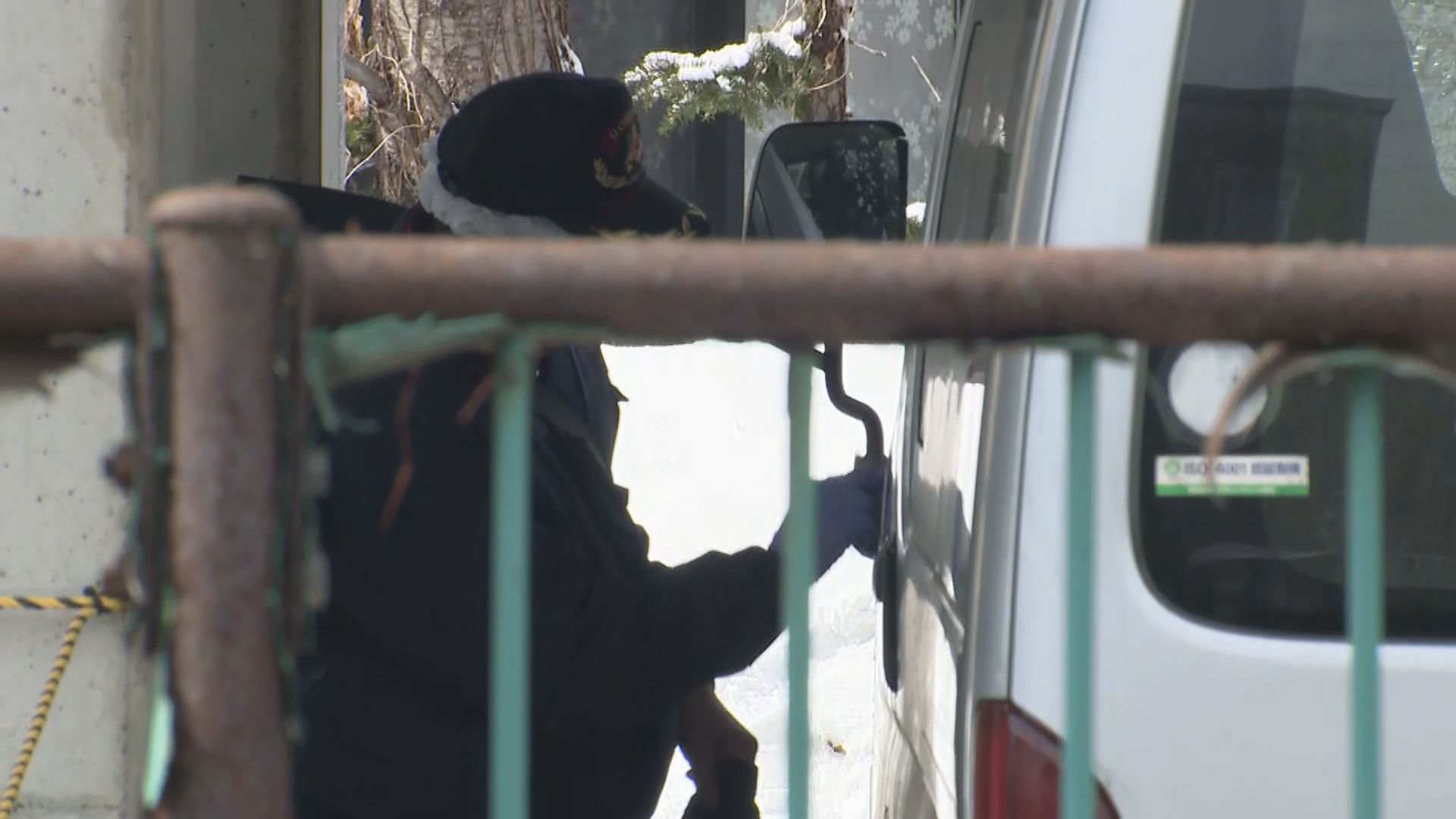 現場付近を詳しく調べる捜査員
