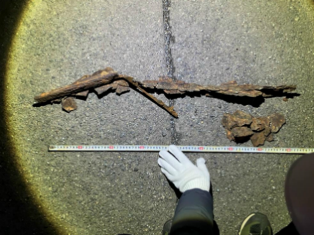 線路に落下した水切り版(提供:NEXCO東日本)