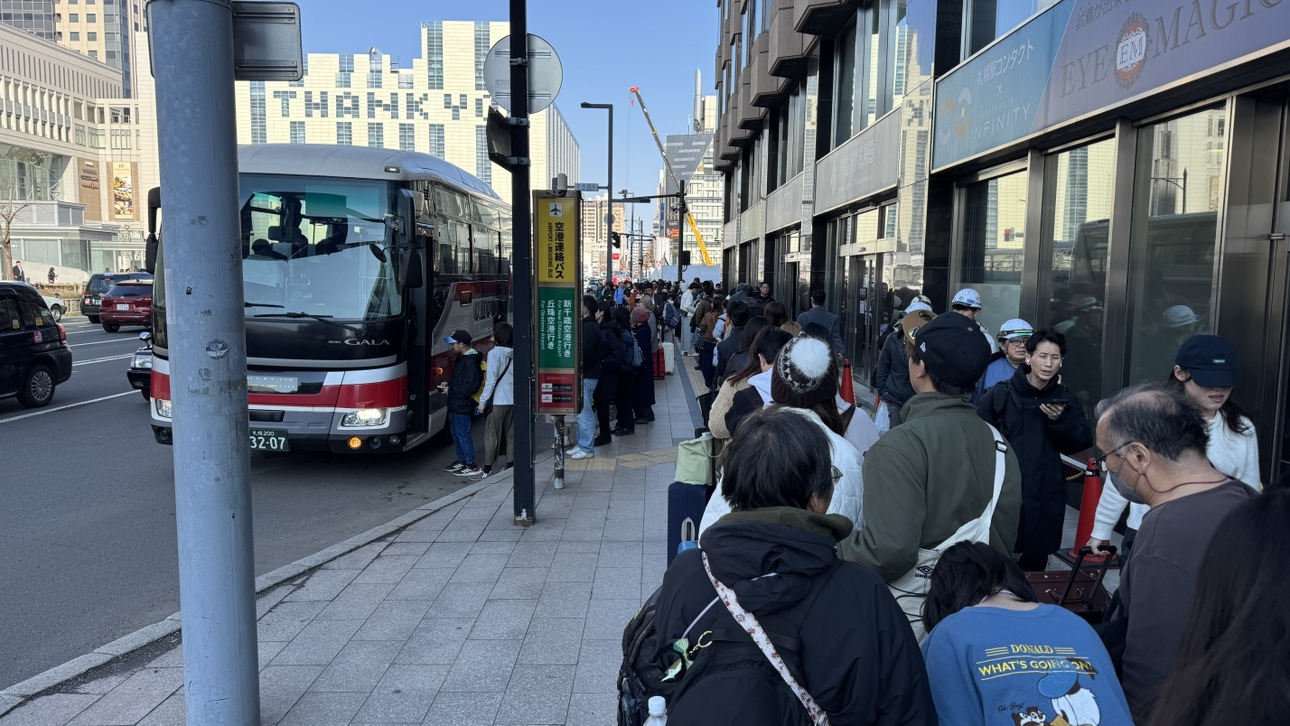 札幌駅から新千歳空港に向かうバス乗り場には長い行列が…