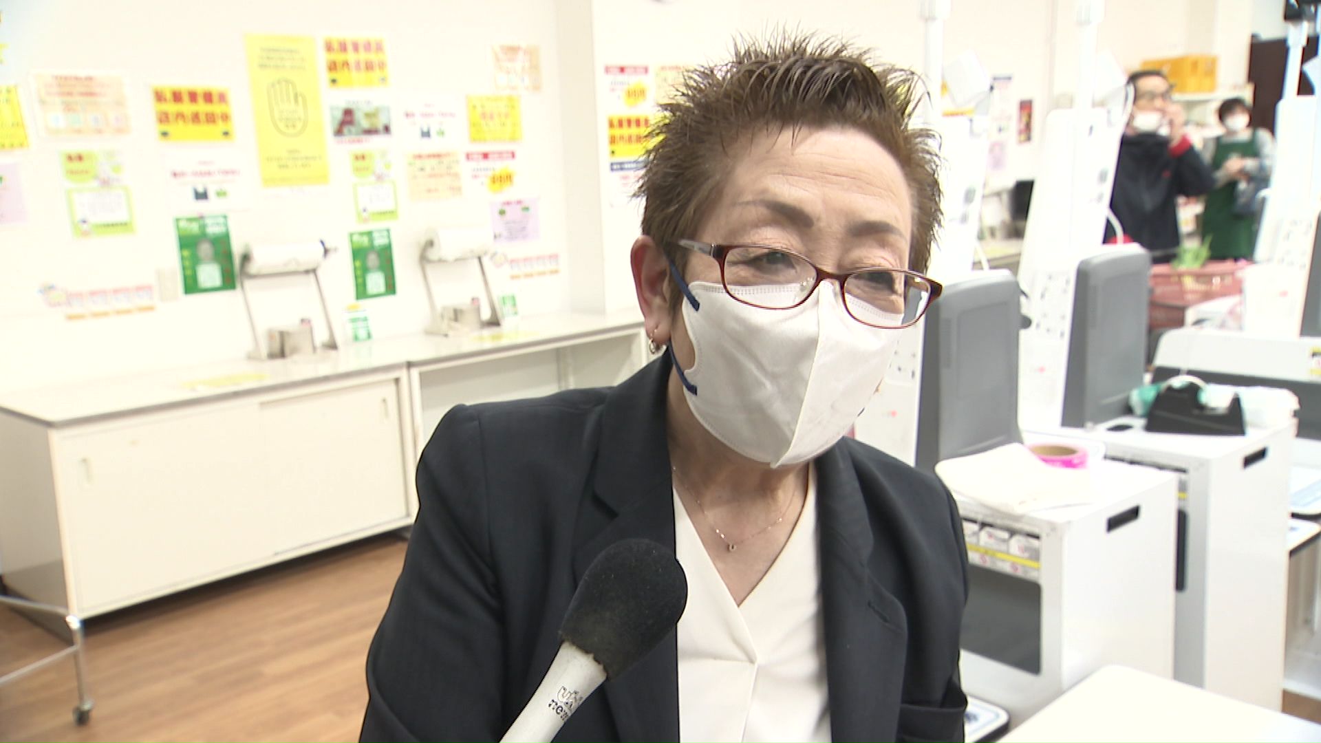 卵の価格が高くなったと話す買い物客