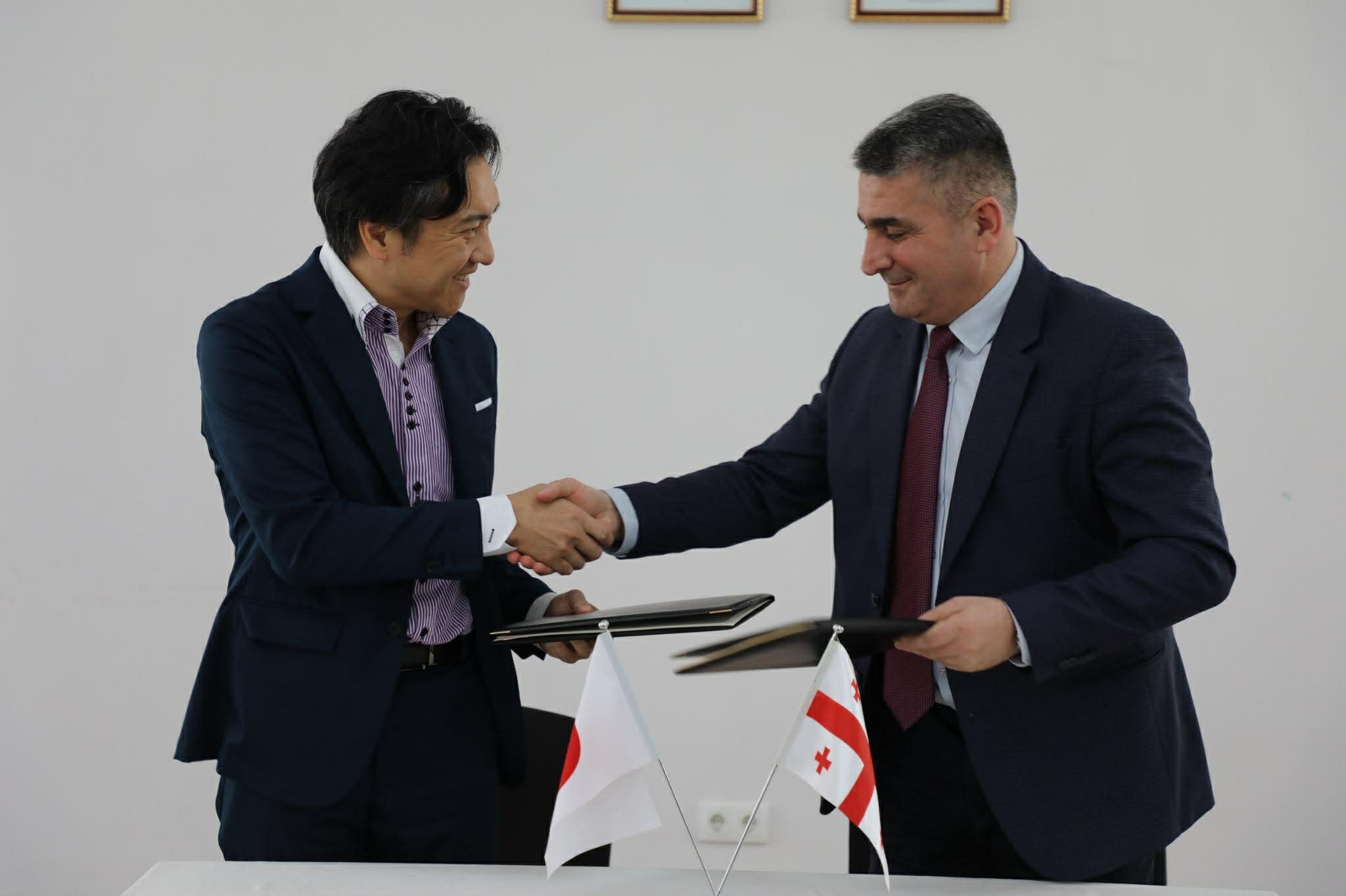 ジョージア・グルジャーニ市のギオルギ・マチャバリアニ市長と覚書を交わした斉藤啓輔余市町長(提供:余市町)