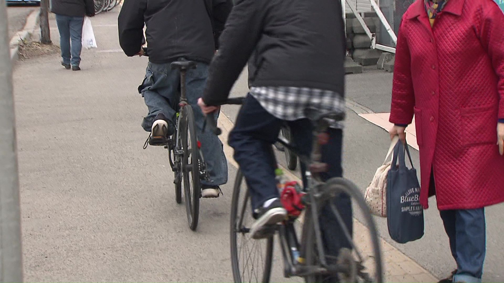 歩行者の間を縫うようにして走る自転車も