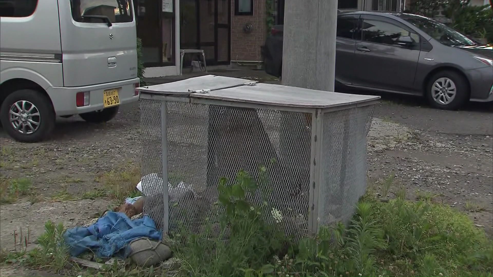 現場付近のごみ箱が荒らされていた