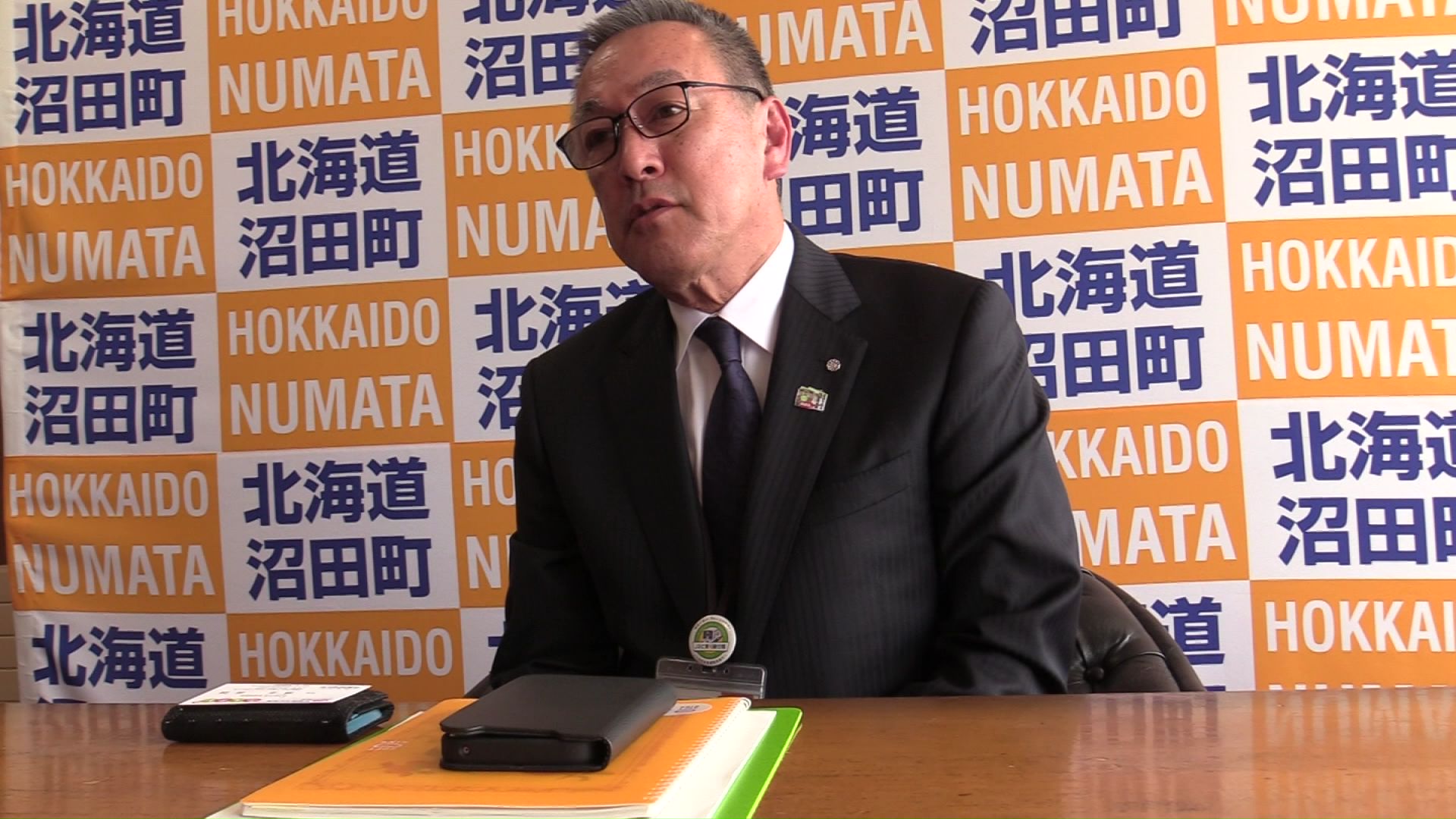 サービス向上を目指すと話す横山町長