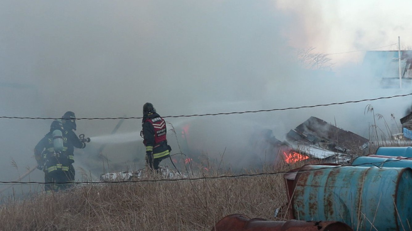 火が激しく消火活動続く