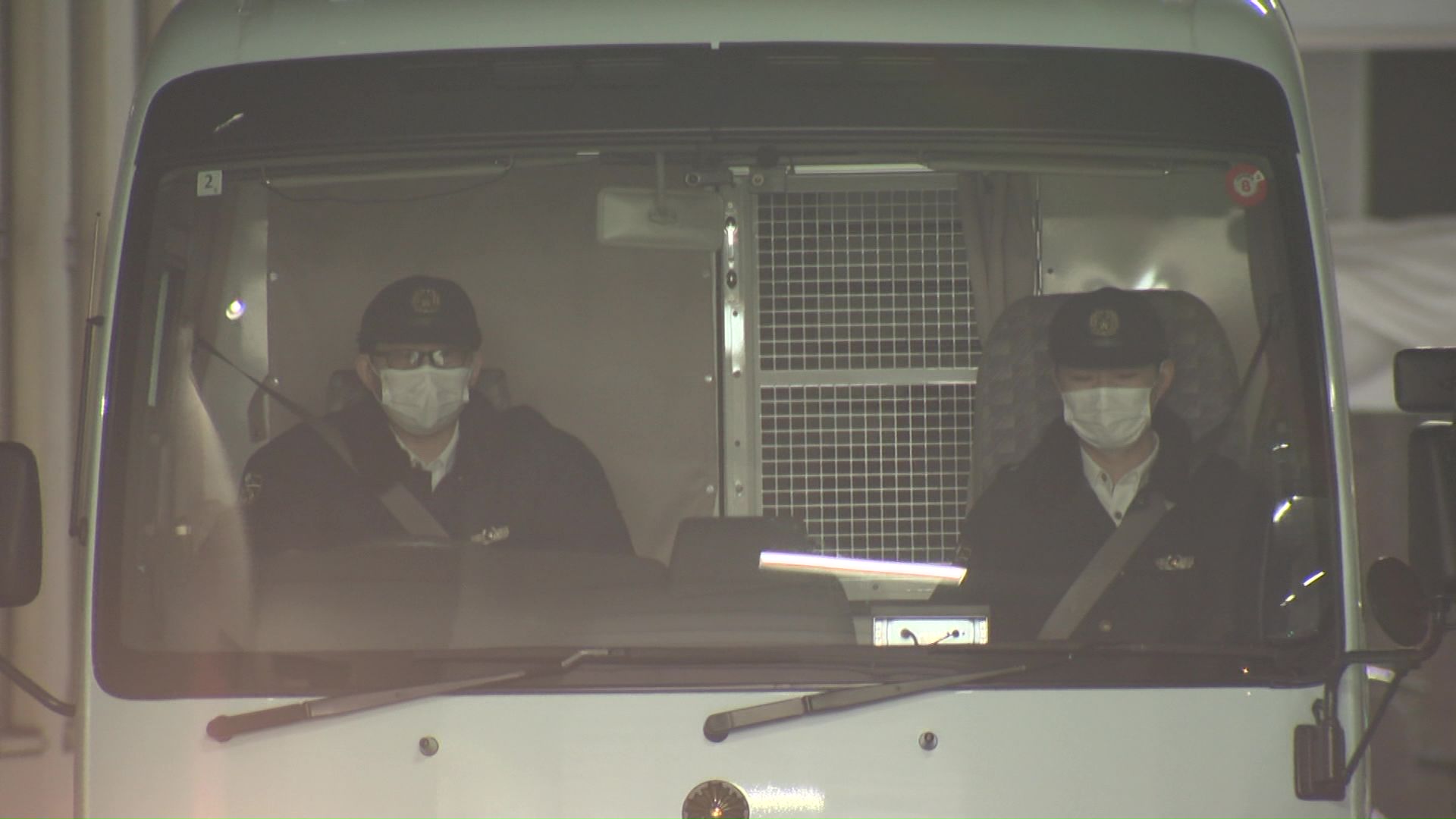 送検される中島邦博容疑者を乗せた車