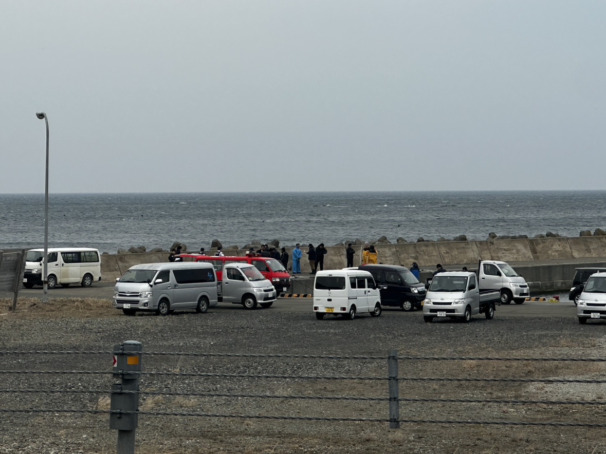 捜索に当たる消防隊員ら