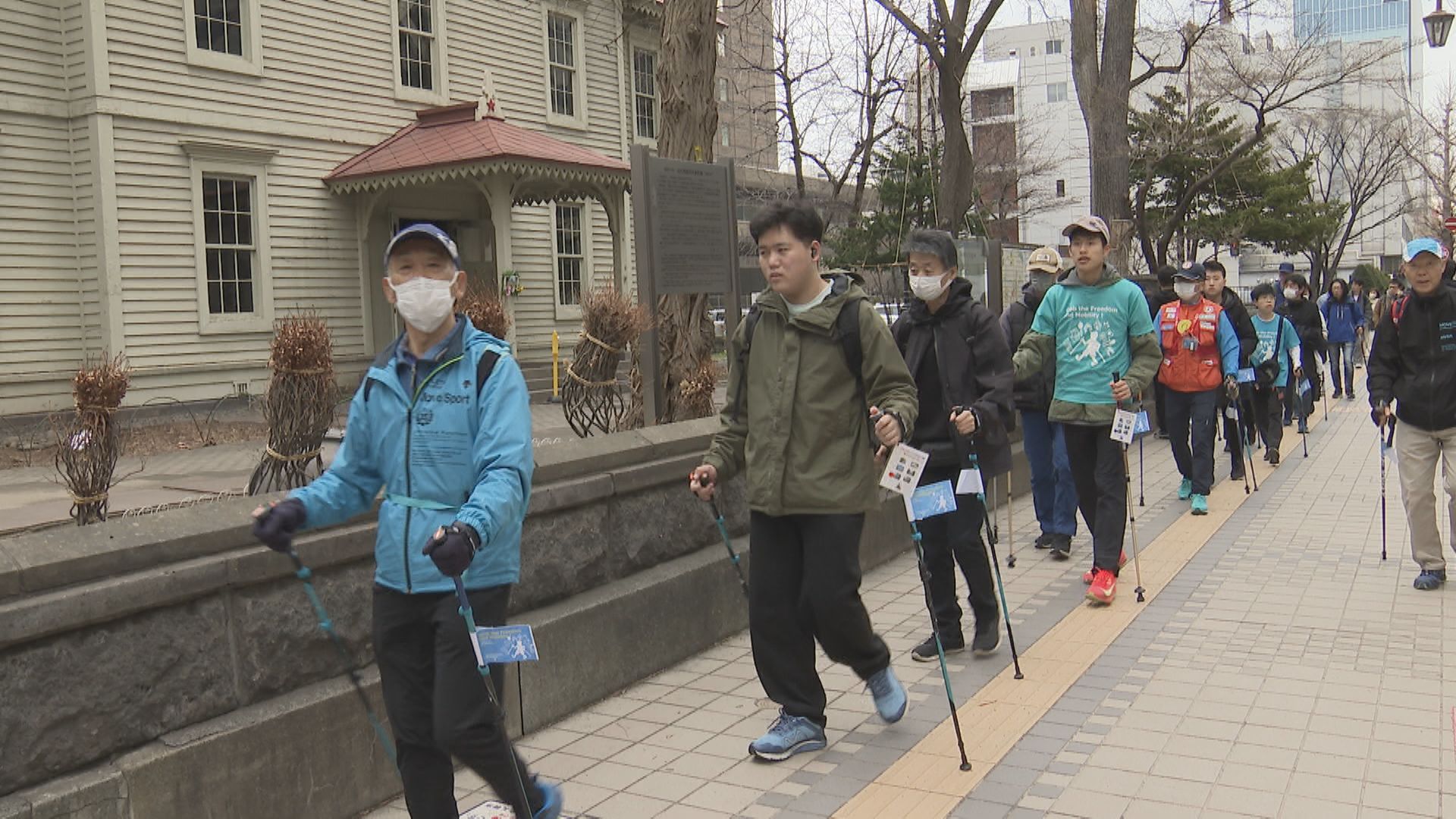 【青】身に着け理解求めウォーキング「障がいあっても社会で生活できるよう」　国連定めた「世界自閉症啓発デー」に合わせシンボルカラーのブルーで行進　＜札幌市＞