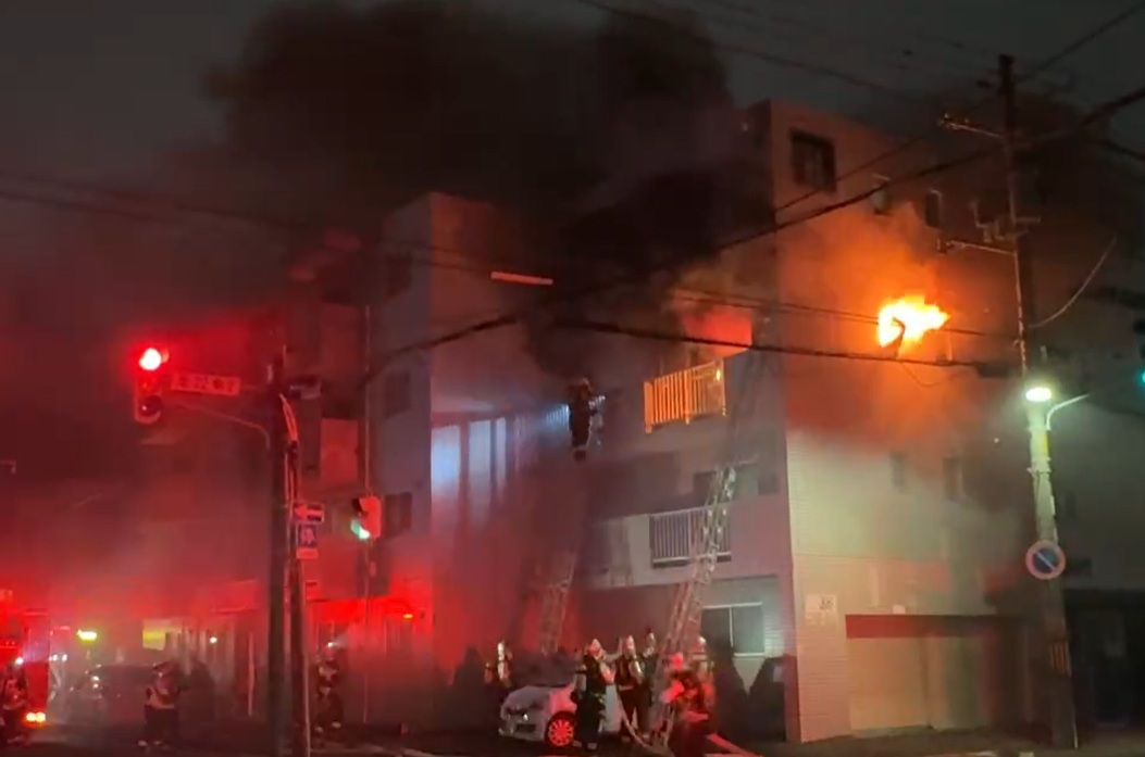 火事があった共同住宅 【撮影:視聴者】