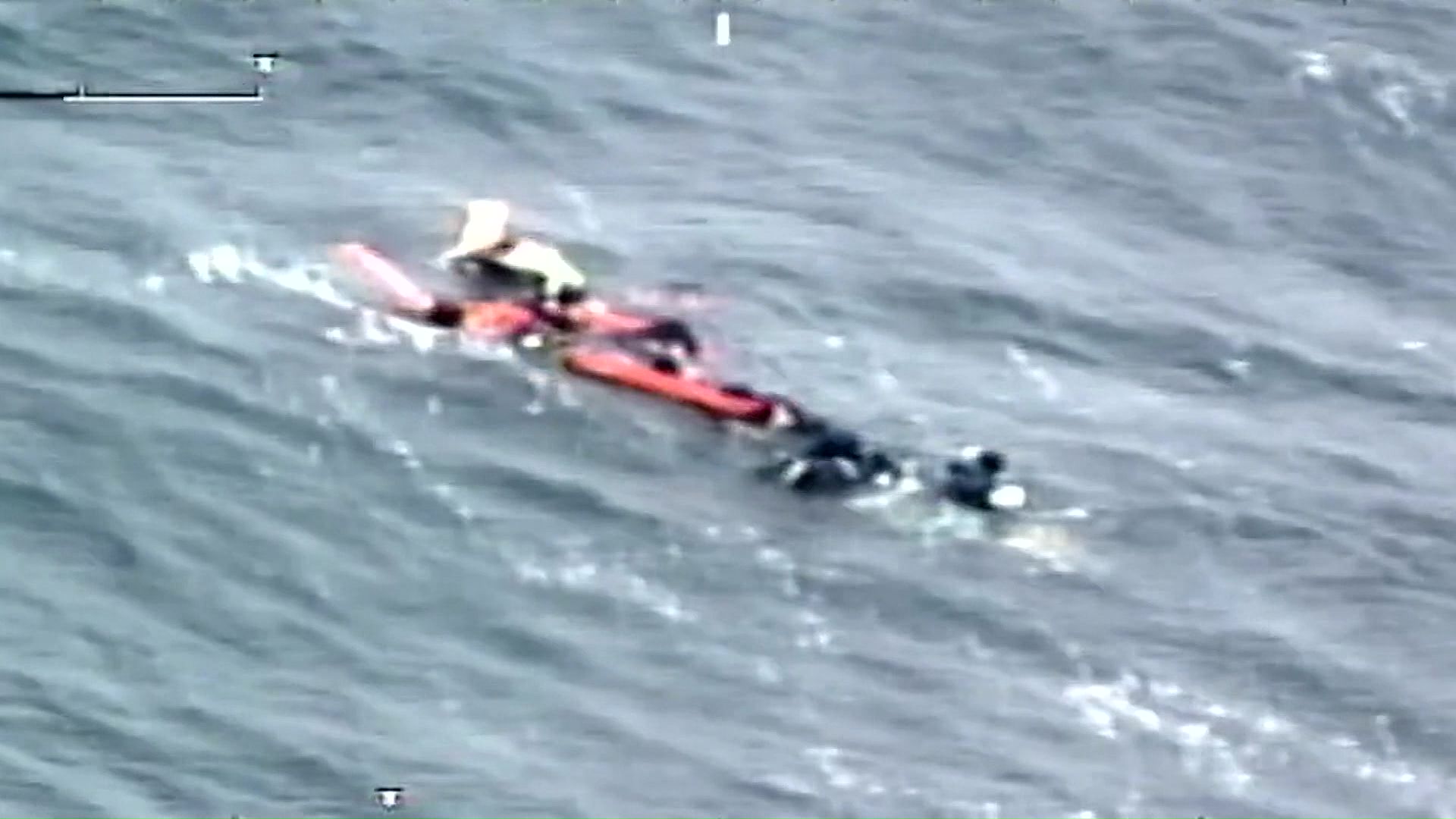 浮き具につかまり救助を待つ人（提供：第一管区海上保安部）