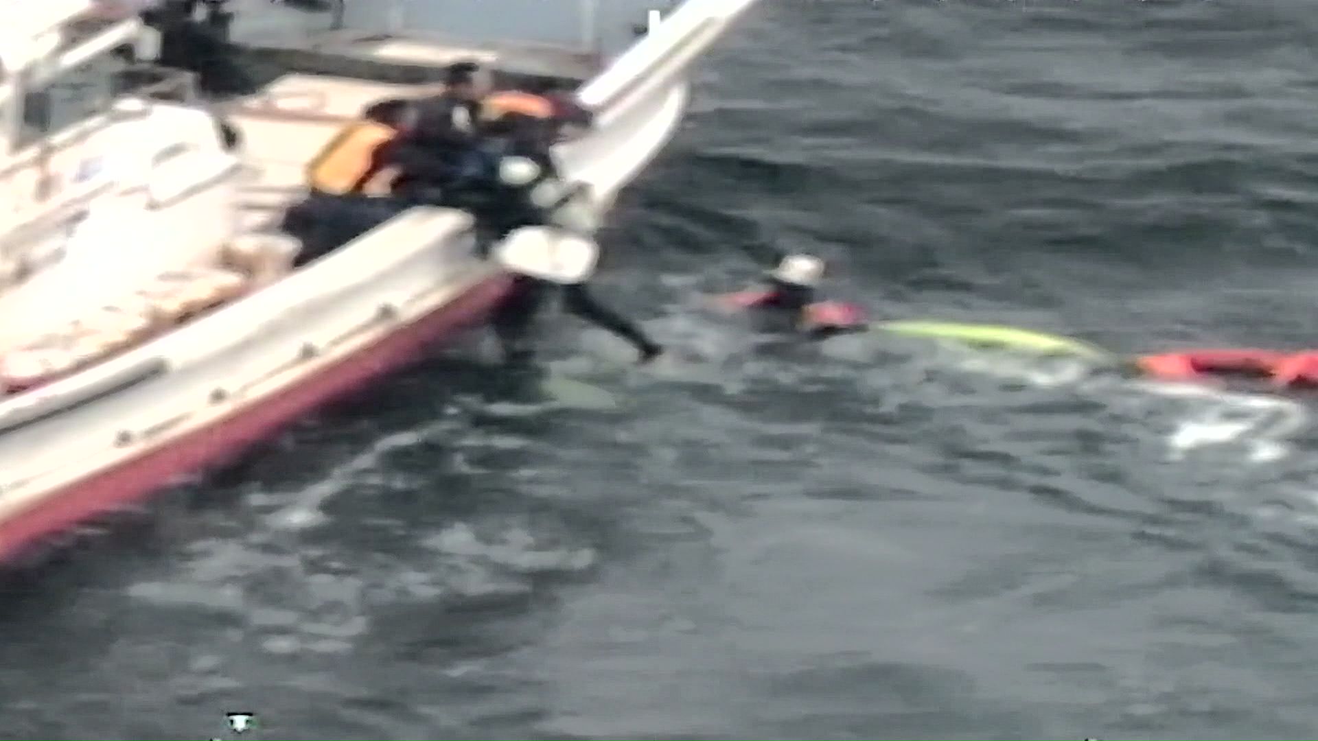 1人ずつ船に引き揚げる(提供:第一管区海上保安部)