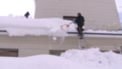 屋根の雪下ろし中の死亡事故が多発(画像はイメージ)