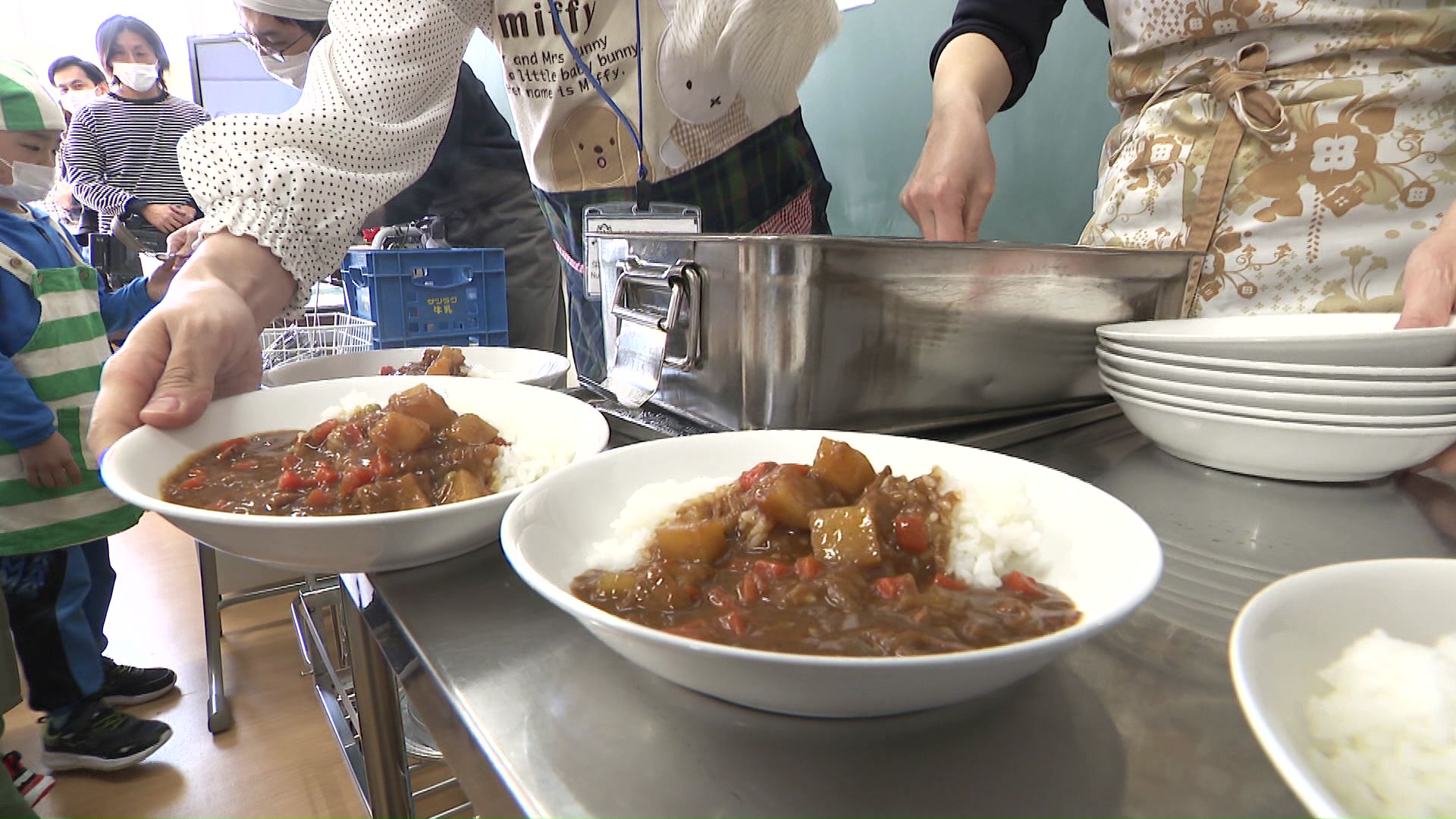 はじめての給食はカレーライス！