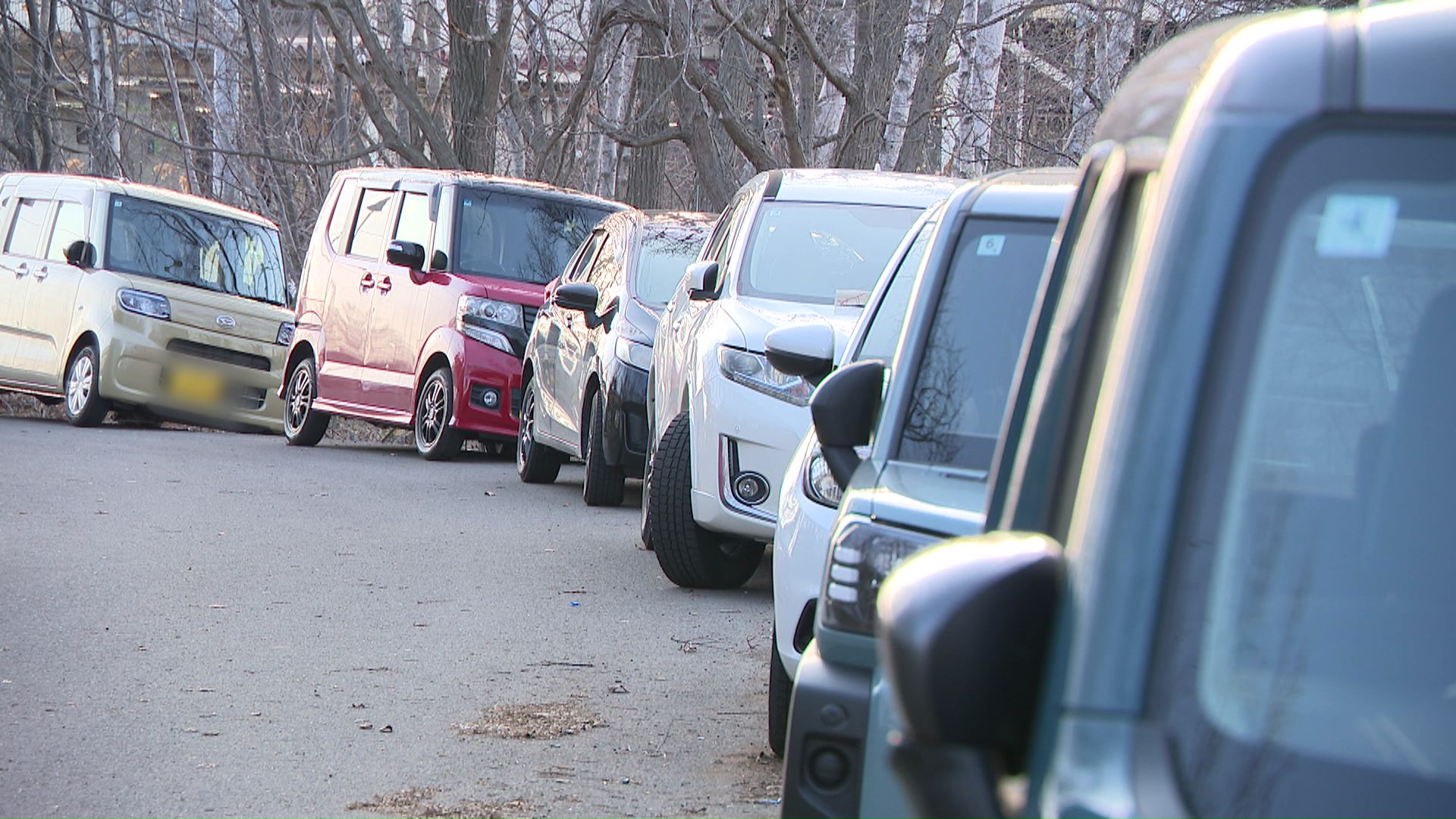 道路の両脇に路上駐車